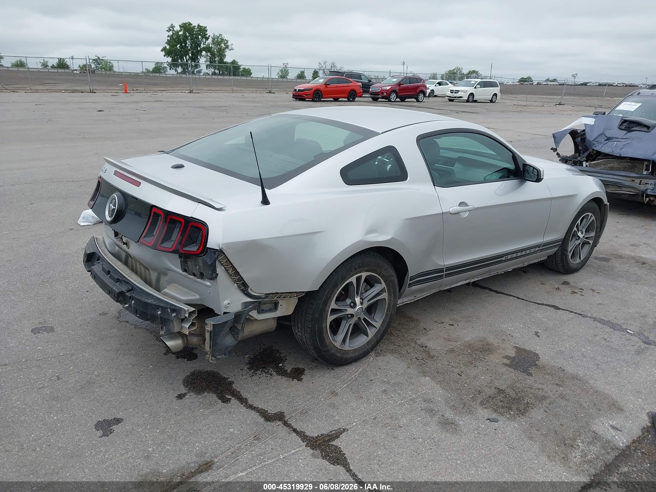 2014 Ford Mustang V6 Premium Серебряный vin: 1ZVBP8AM9E5311390