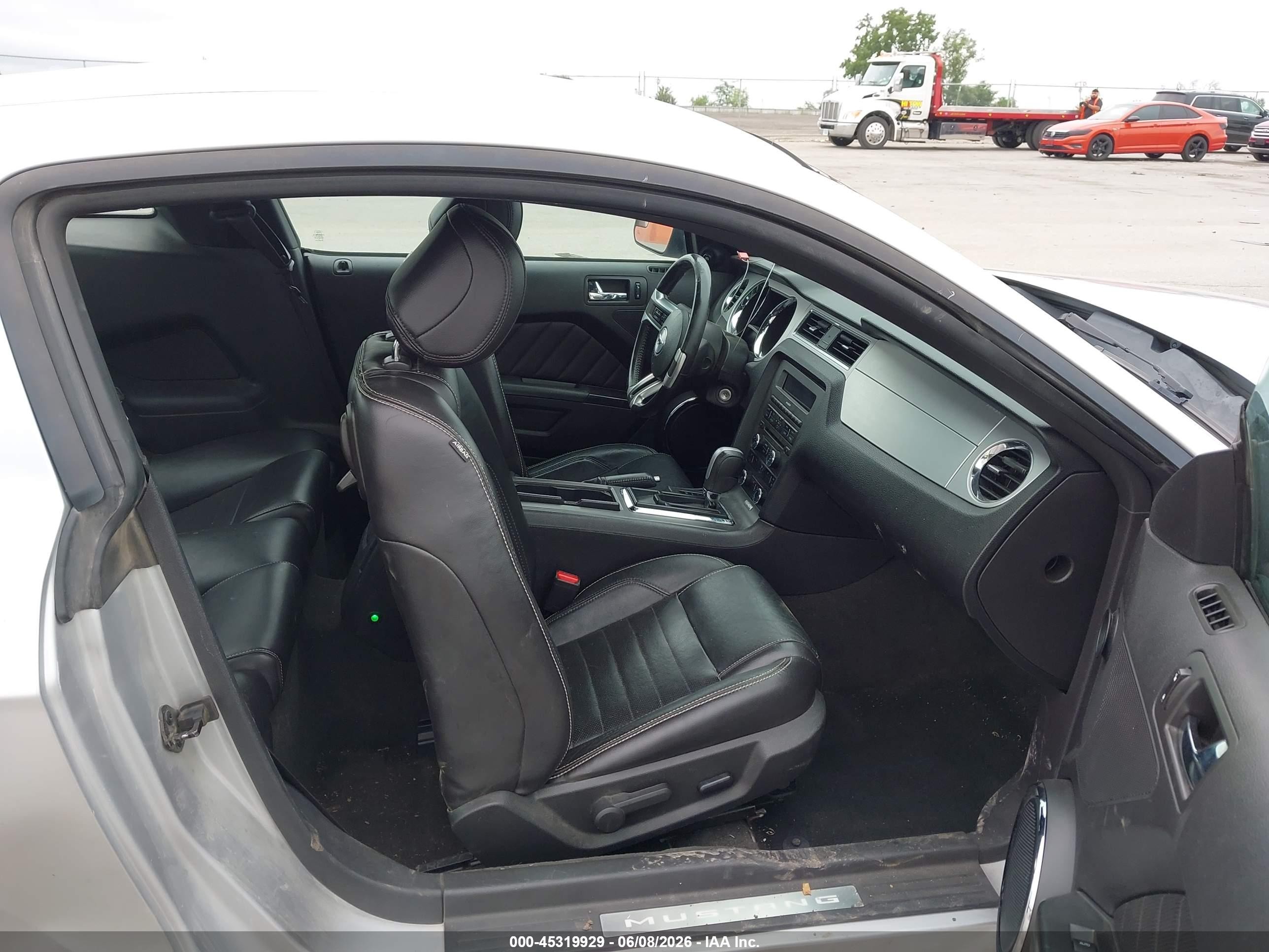 2014 Ford Mustang V6 Premium Серебряный vin: 1ZVBP8AM9E5311390