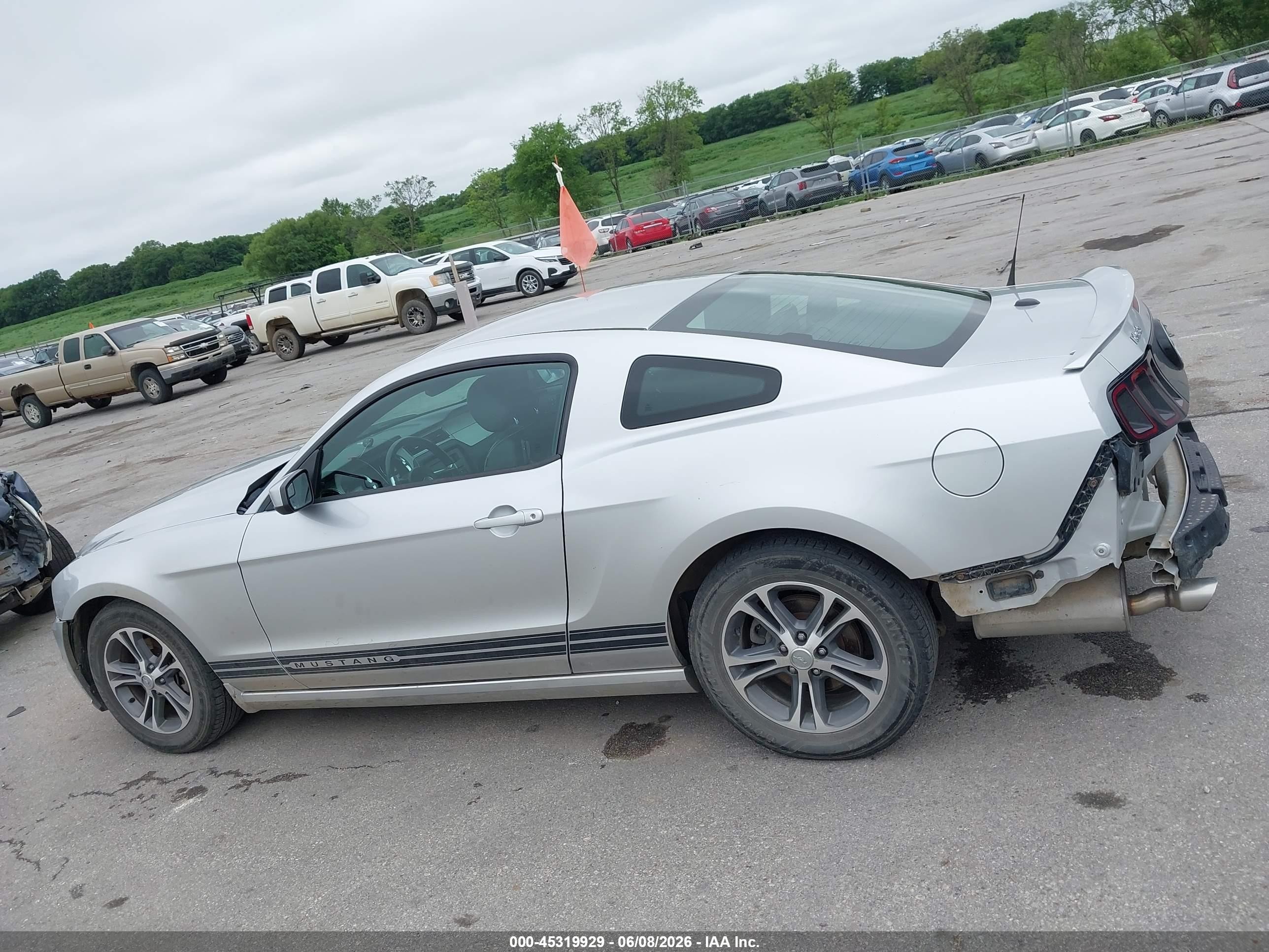 2014 Ford Mustang V6 Premium Серебряный vin: 1ZVBP8AM9E5311390