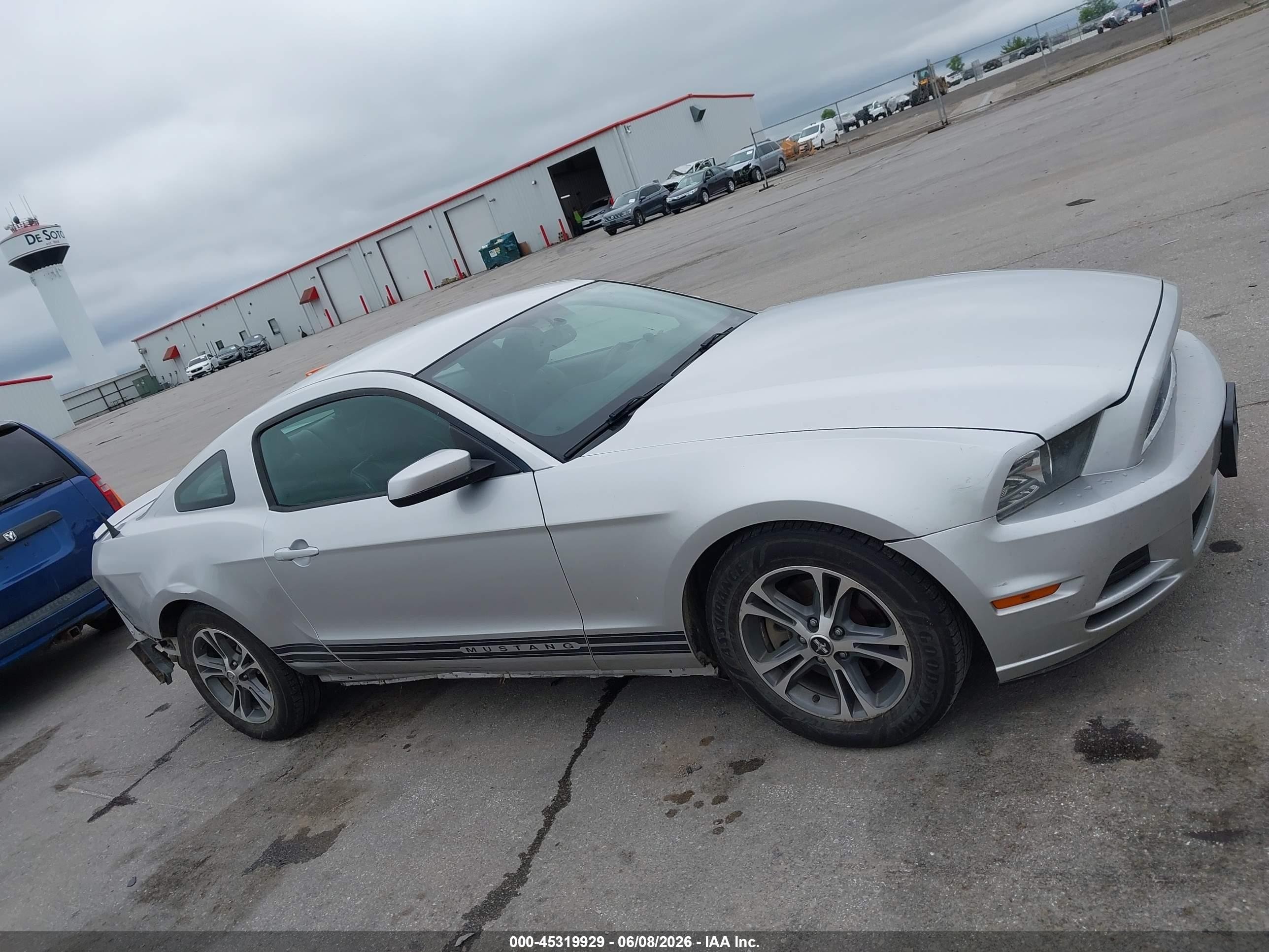 2014 Ford Mustang V6 Premium Серебряный vin: 1ZVBP8AM9E5311390