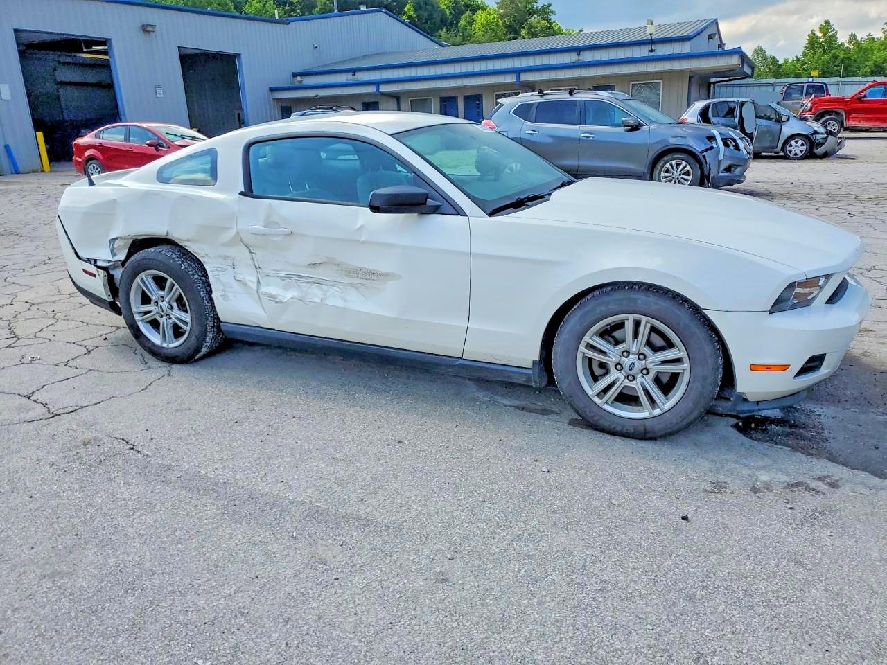 2012 Ford Mustang White vin: 1ZVBP8AMXC5206967