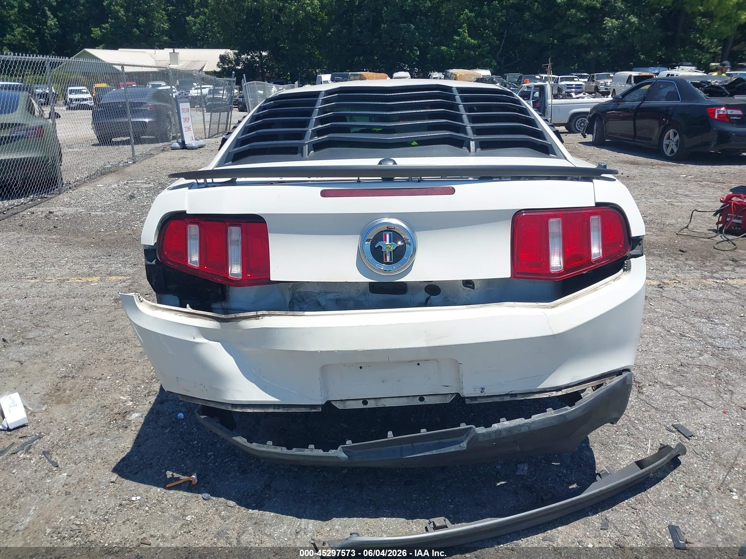 2012 Ford Mustang V6 Premium White vin: 1ZVBP8AMXC5255246
