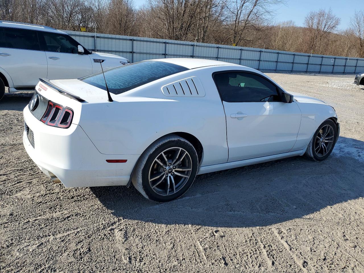 2014 Ford Mustang White vin: 1ZVBP8AMXE5270171