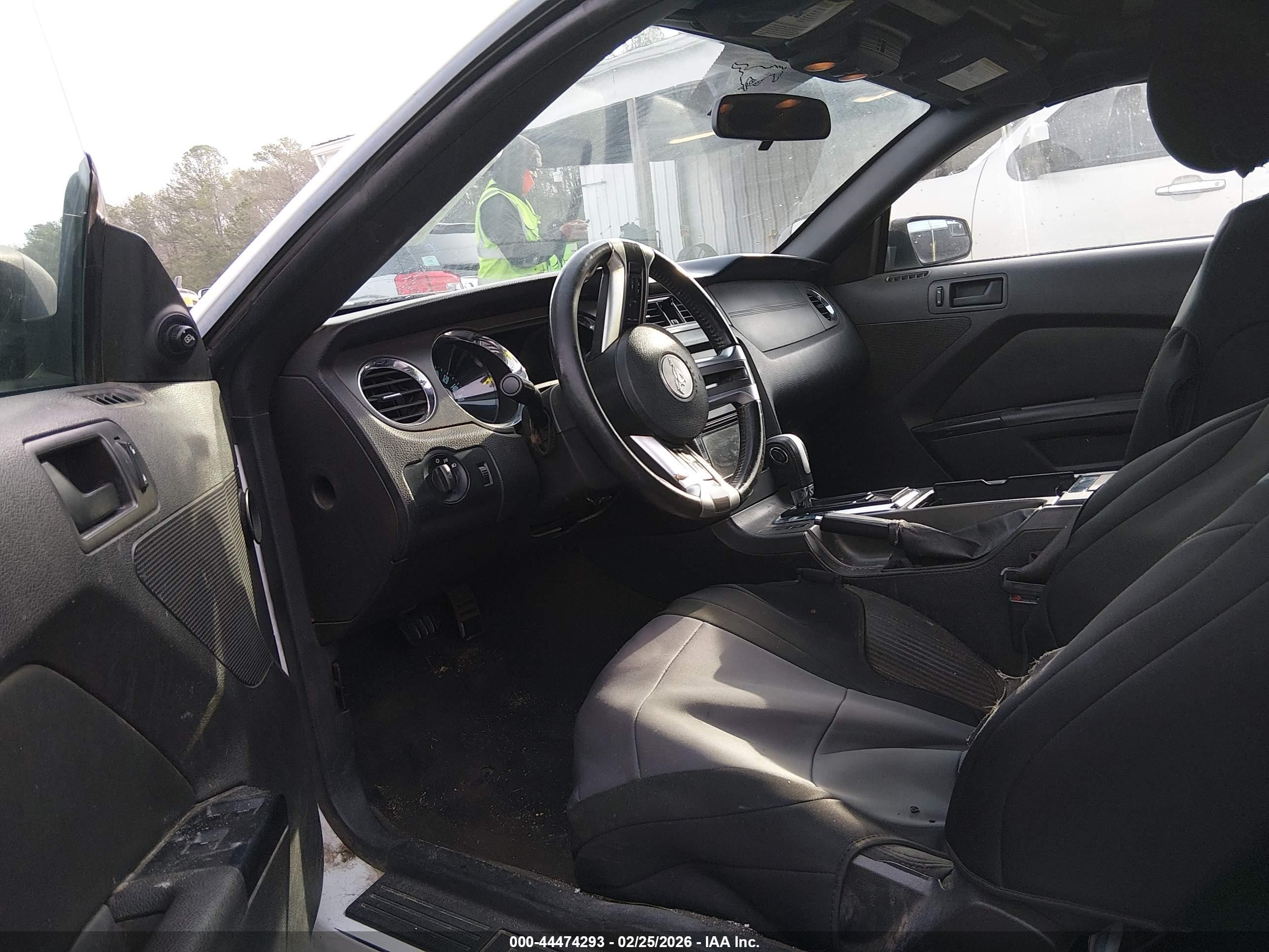 2014 Ford Mustang V6 Белый vin: 1ZVBP8EM0E5227081