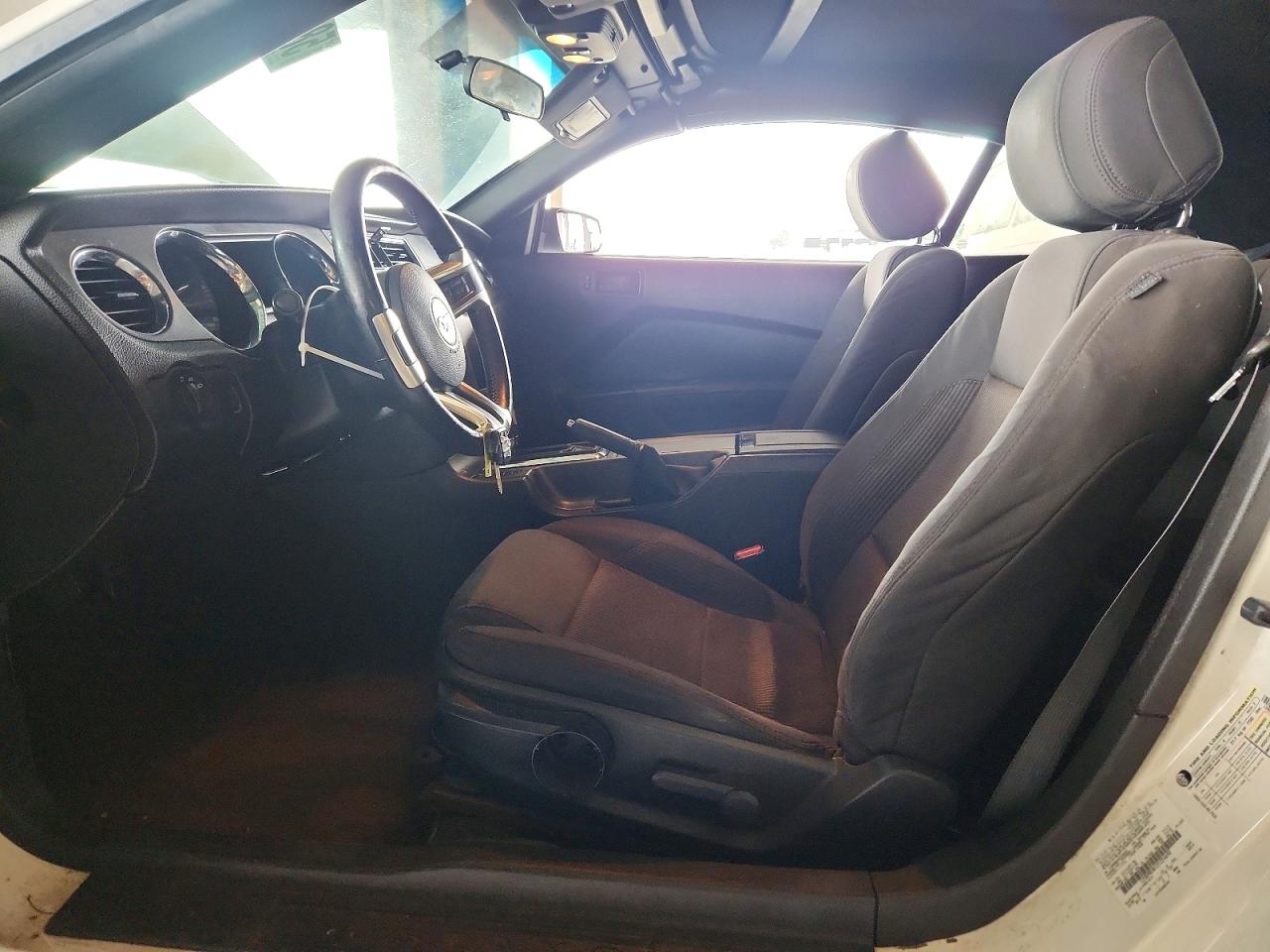2013 Ford Mustang White vin: 1ZVBP8EM1D5224690