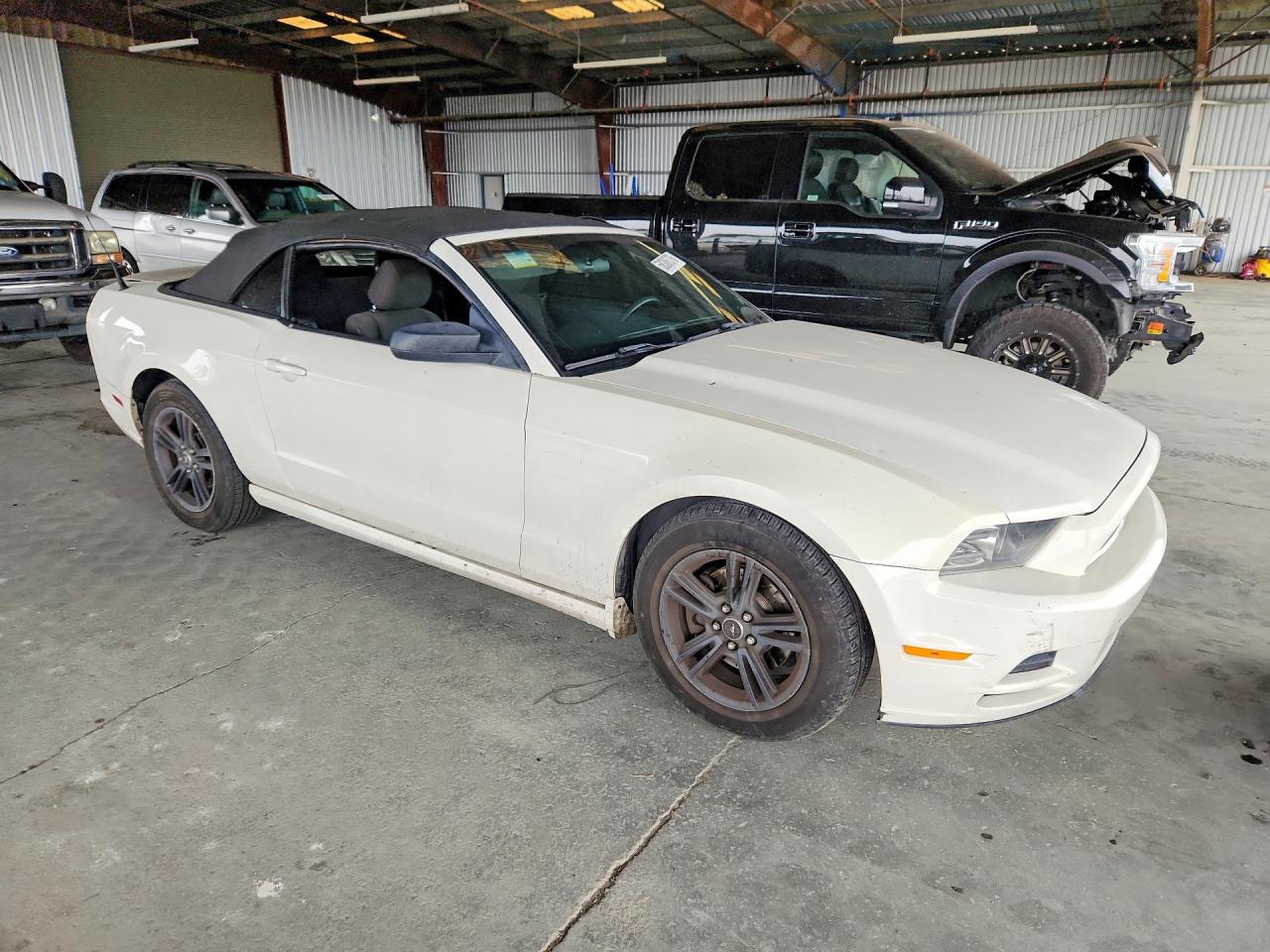 2013 Ford Mustang White vin: 1ZVBP8EM1D5224690