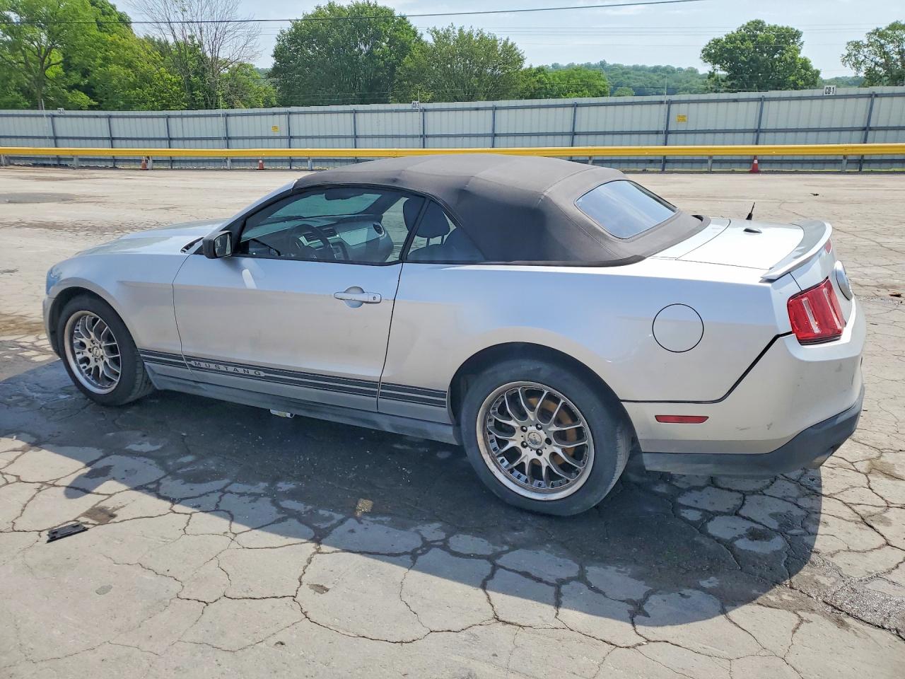 2011 Ford Mustang Серебряный vin: 1ZVBP8EM3B5126385