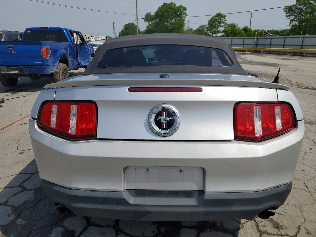 2011 Ford Mustang Серебряный vin: 1ZVBP8EM3B5126385