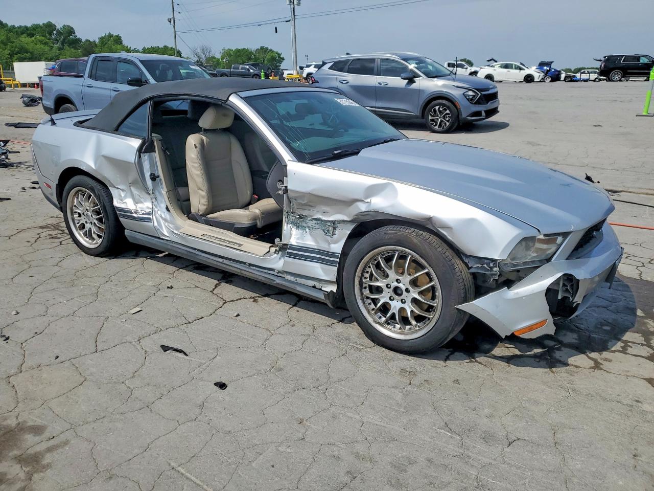 2011 Ford Mustang Серебряный vin: 1ZVBP8EM3B5126385