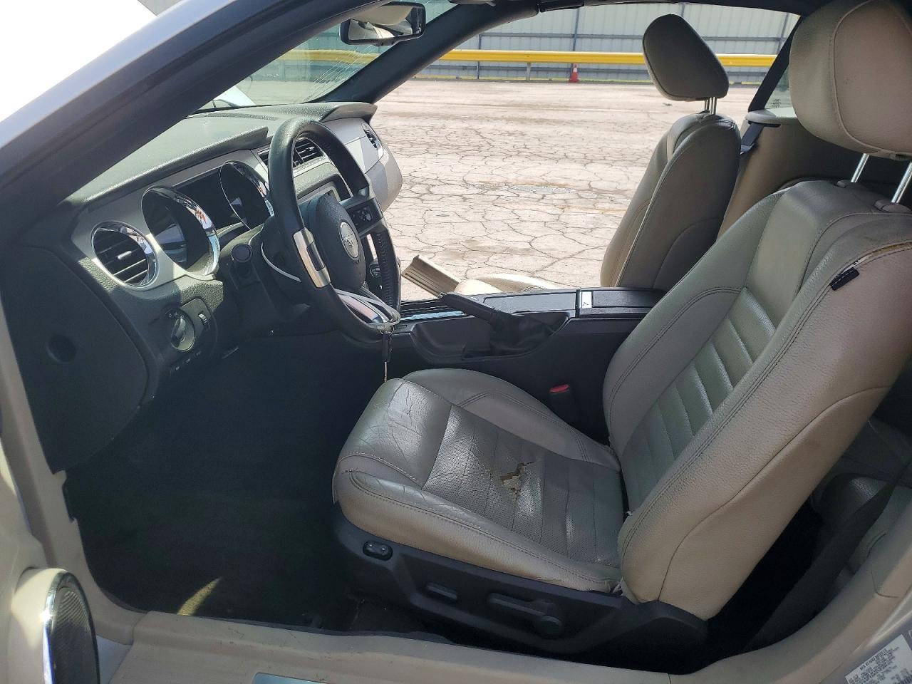 2011 Ford Mustang Серебряный vin: 1ZVBP8EM3B5126385