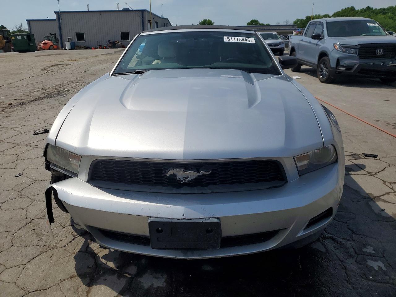 2011 Ford Mustang Серебряный vin: 1ZVBP8EM3B5126385