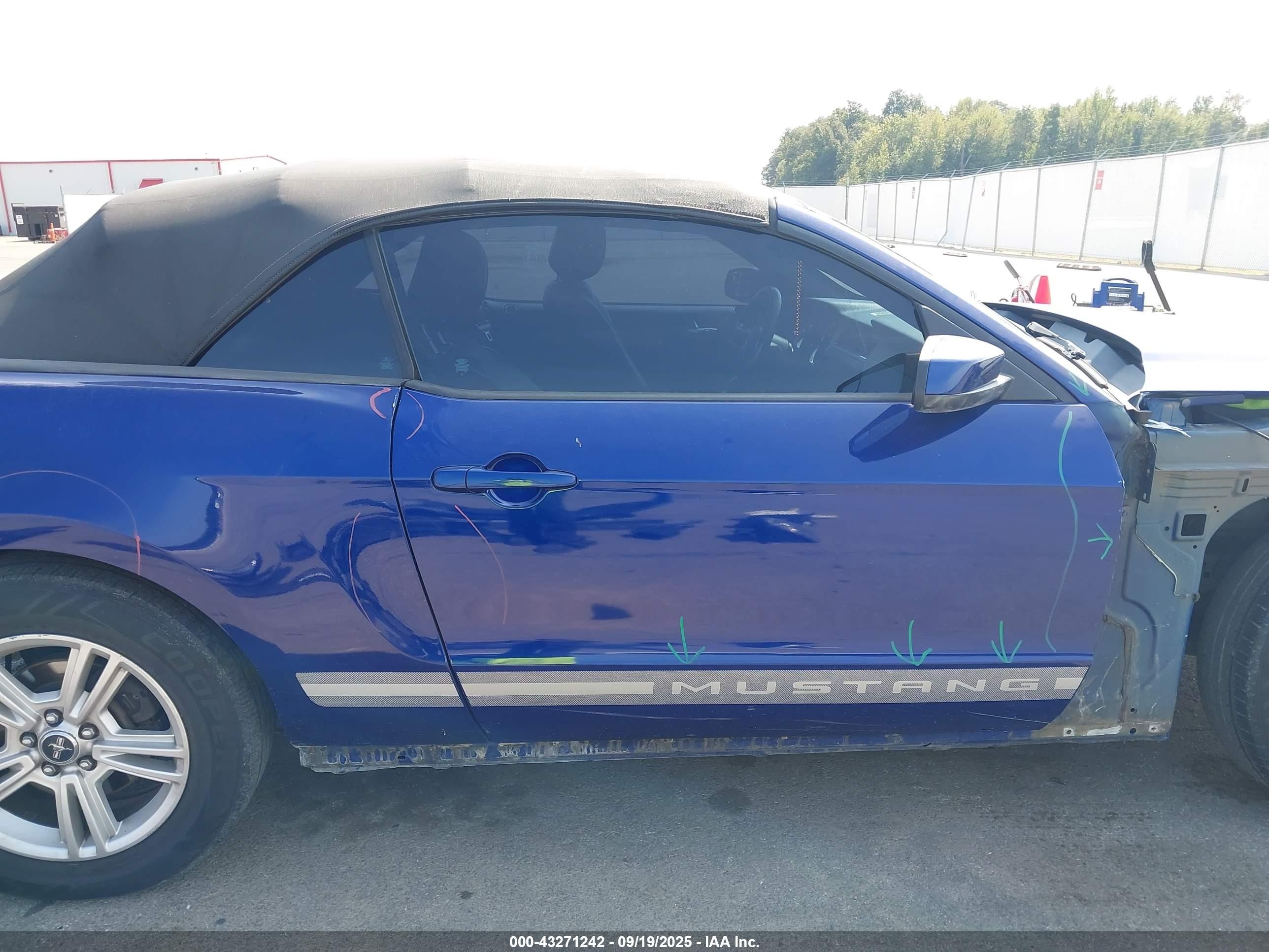 2014 Ford Mustang V6 Premium Синий vin: 1ZVBP8EM3E5253898