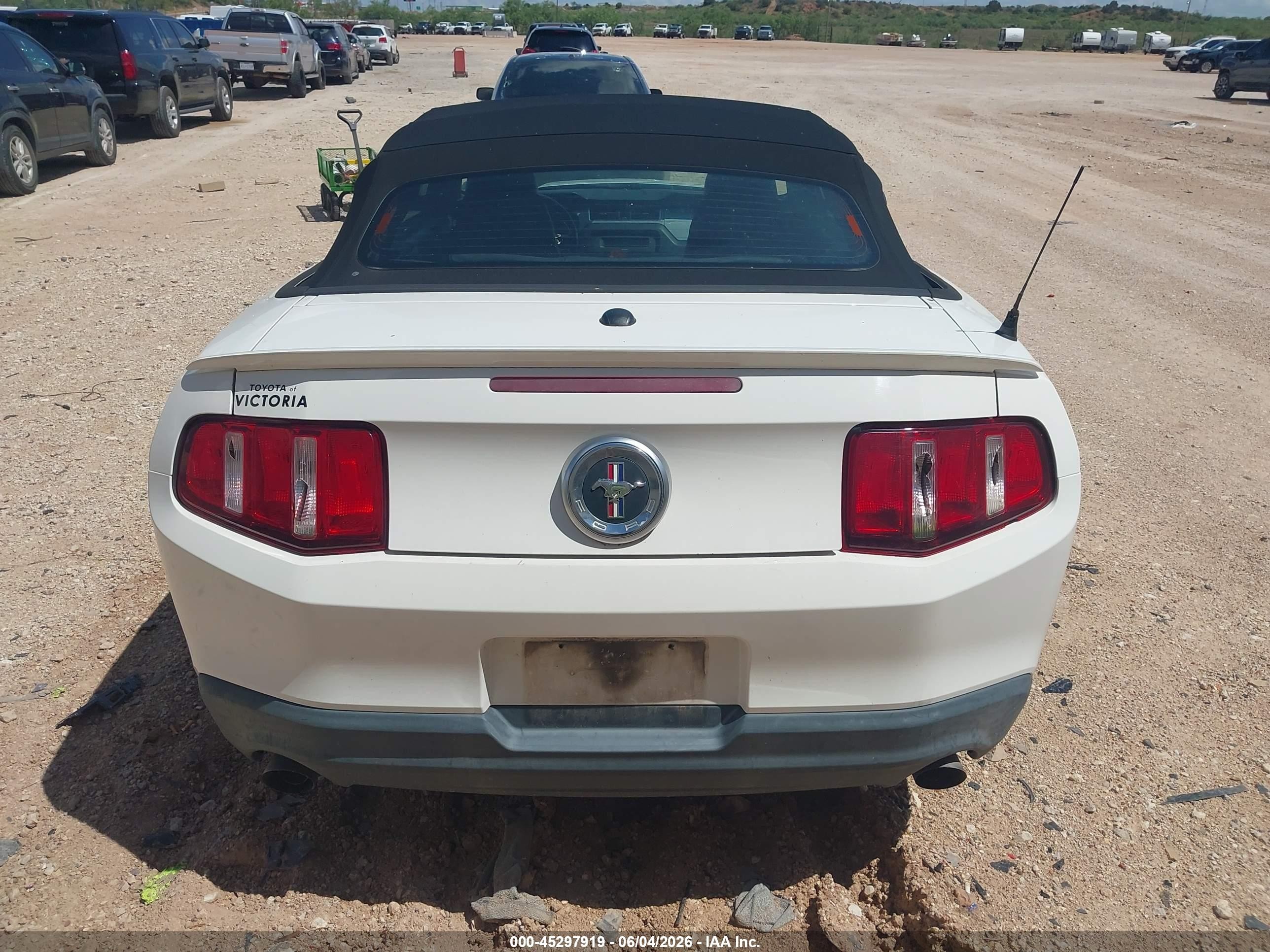 2012 Ford Mustang V6 Premium White vin: 1ZVBP8EM4C5214461