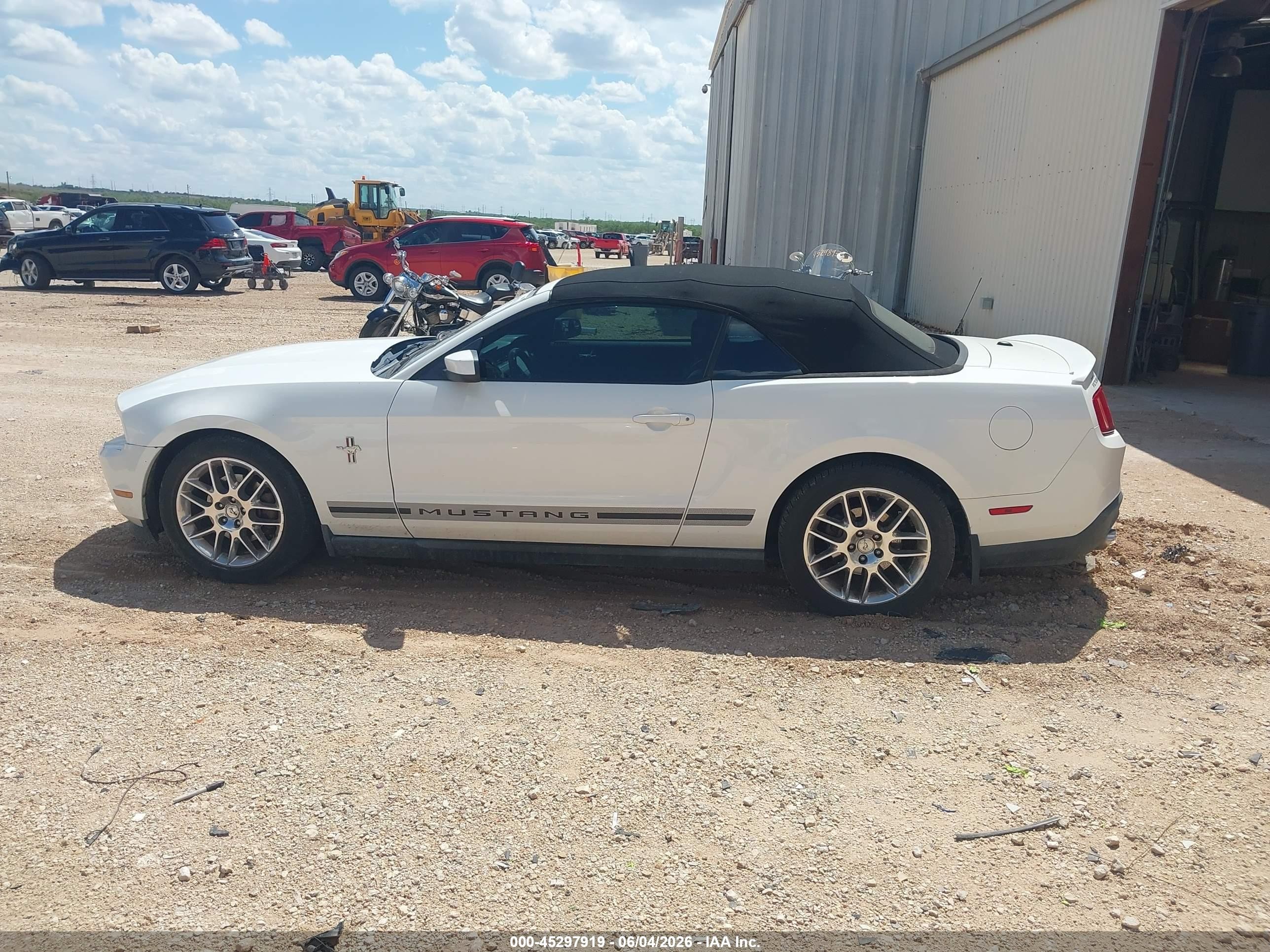 2012 Ford Mustang V6 Premium White vin: 1ZVBP8EM4C5214461