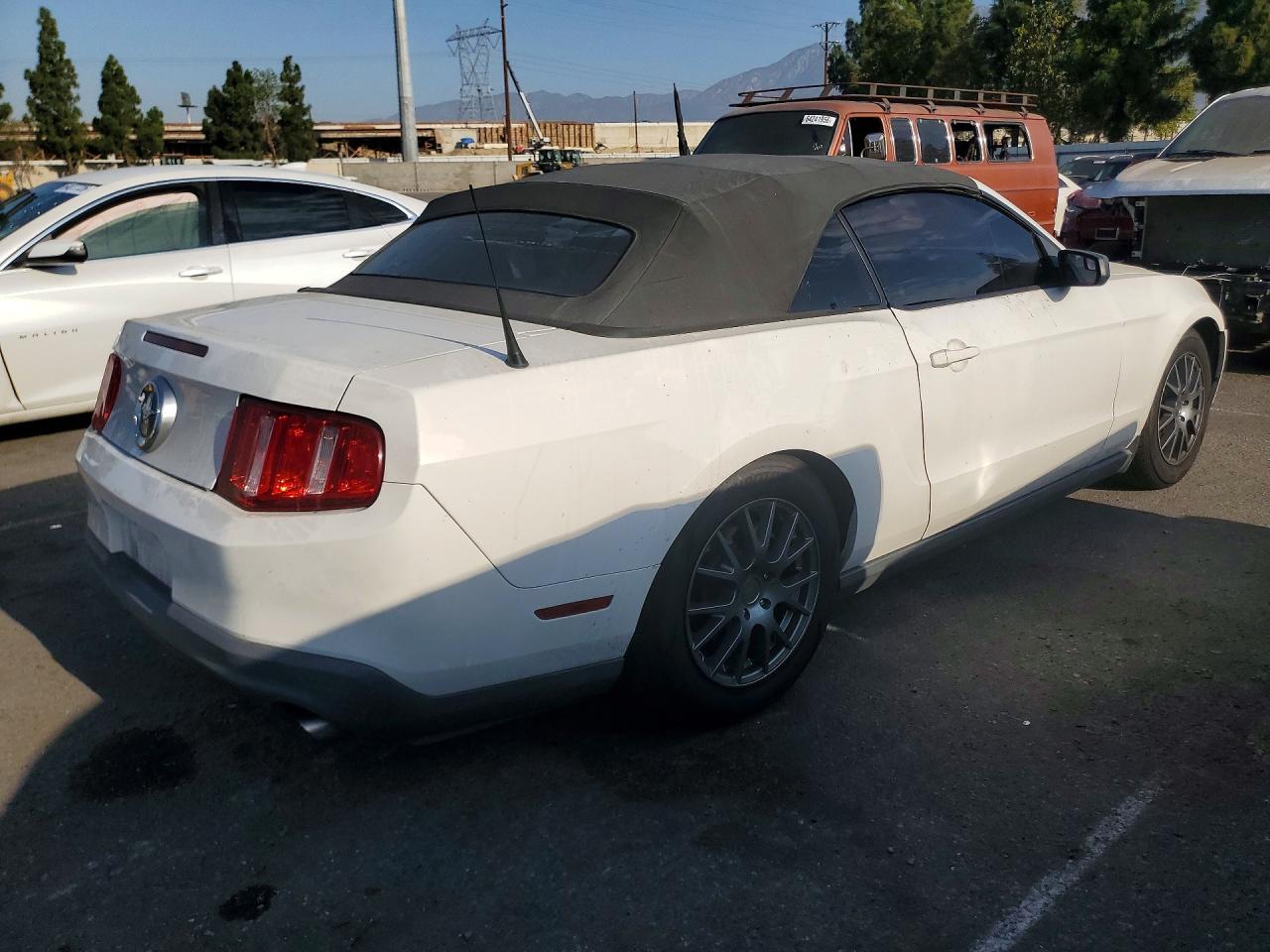 2012 Ford Mustang Белый vin: 1ZVBP8EM4C5237142