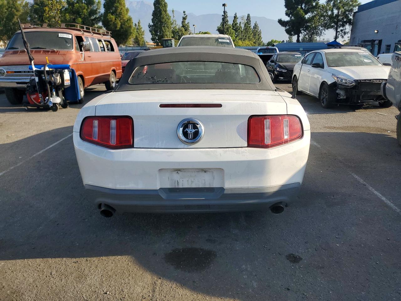 2012 Ford Mustang Белый vin: 1ZVBP8EM4C5237142