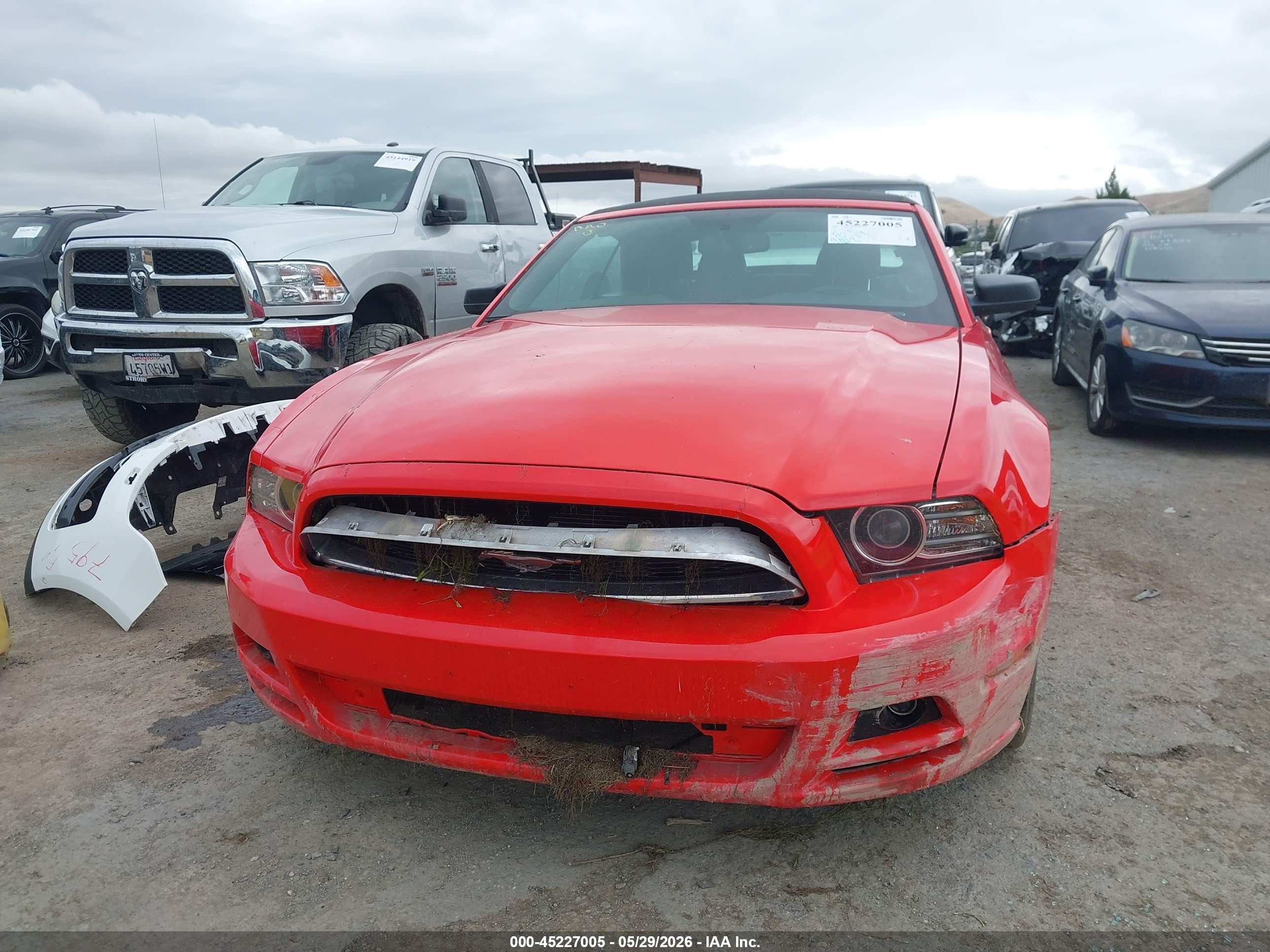 2014 Ford Mustang V6 Red vin: 1ZVBP8EM4E5285663