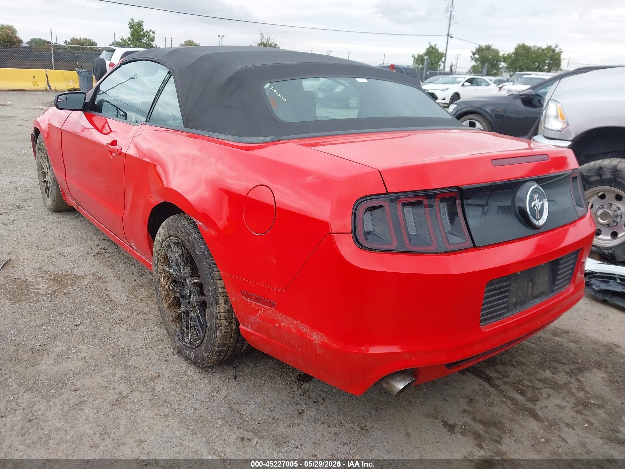 2014 Ford Mustang V6 Red vin: 1ZVBP8EM4E5285663
