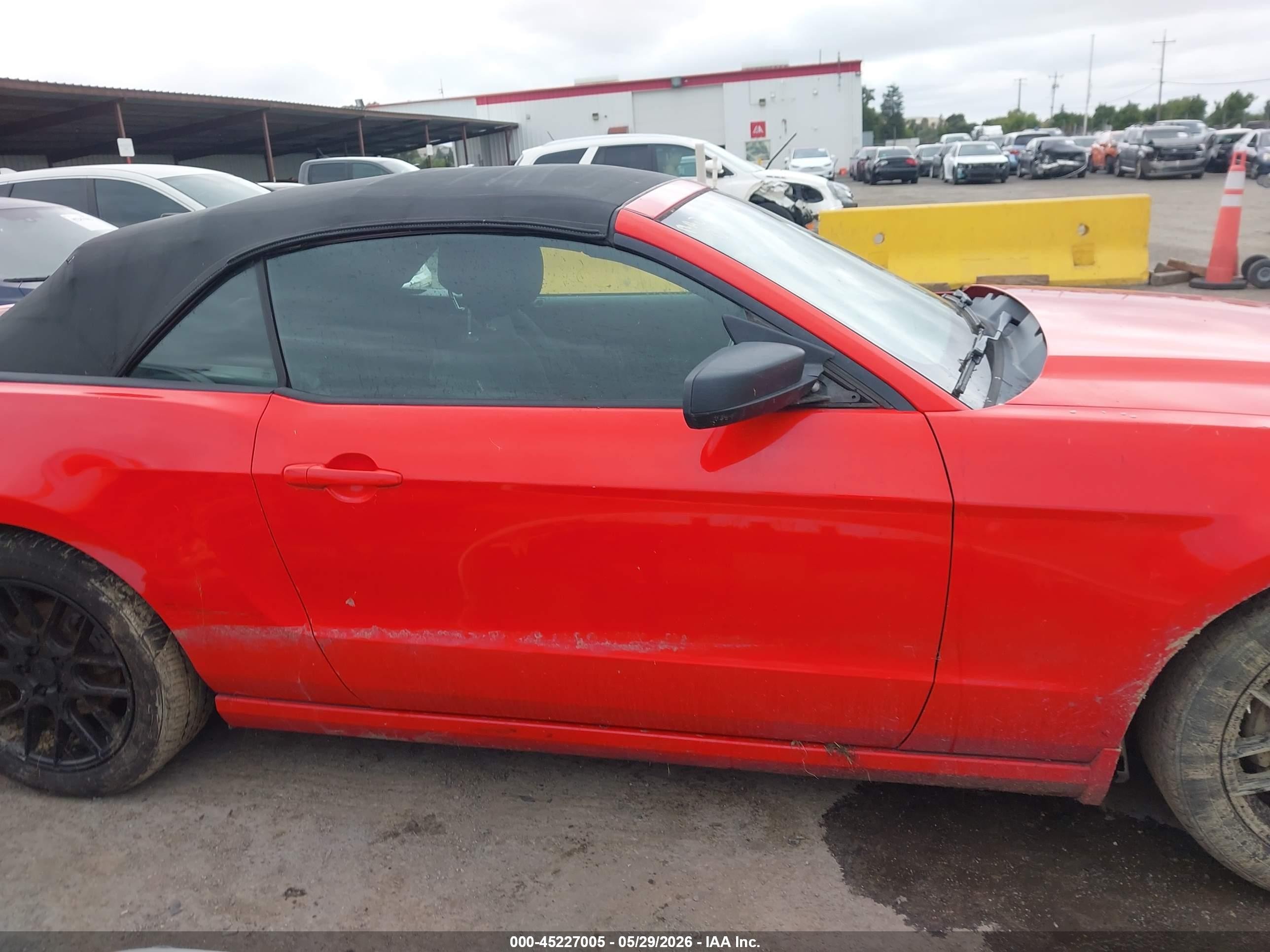 2014 Ford Mustang V6 Red vin: 1ZVBP8EM4E5285663