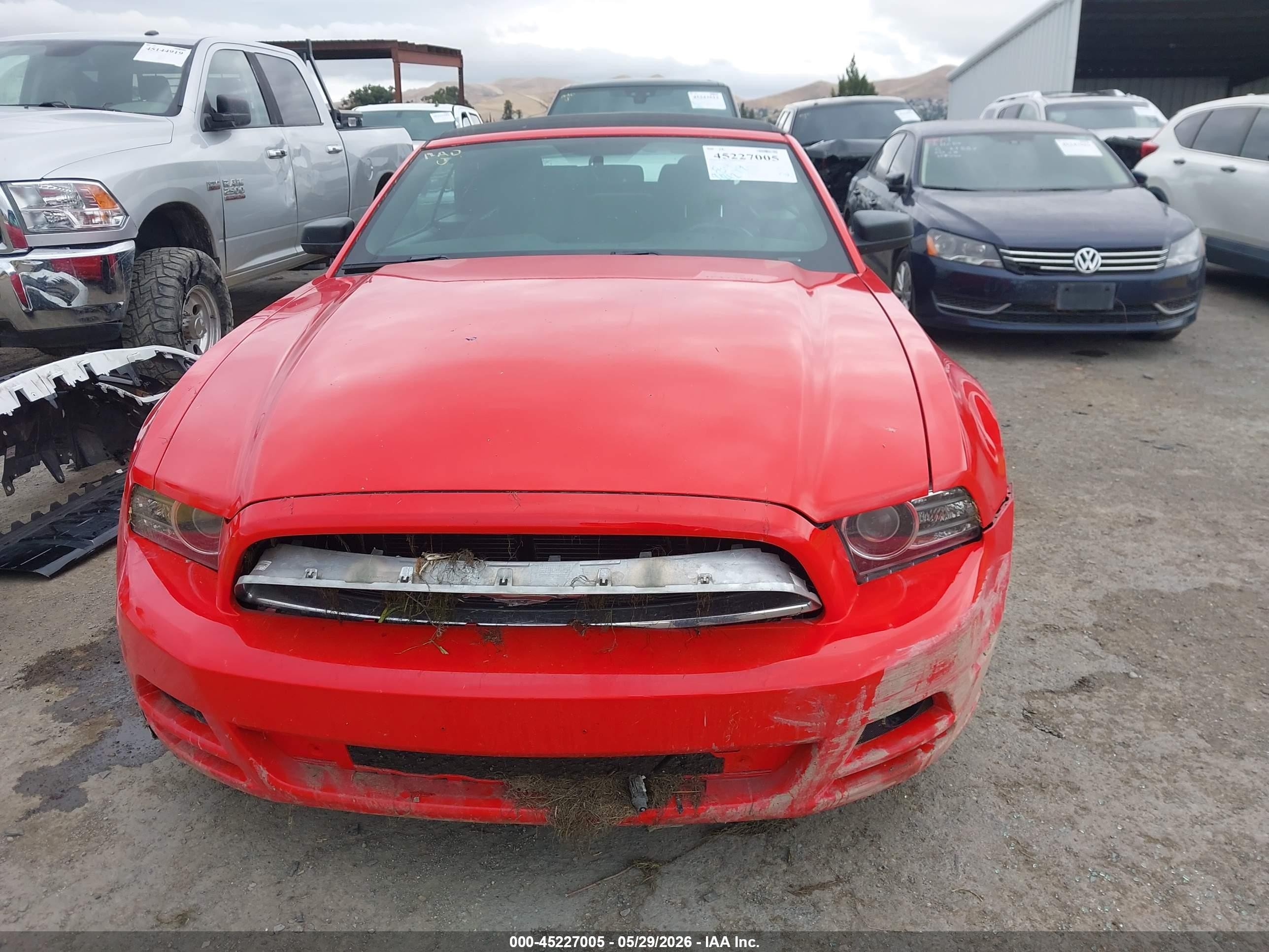 2014 Ford Mustang V6 Red vin: 1ZVBP8EM4E5285663