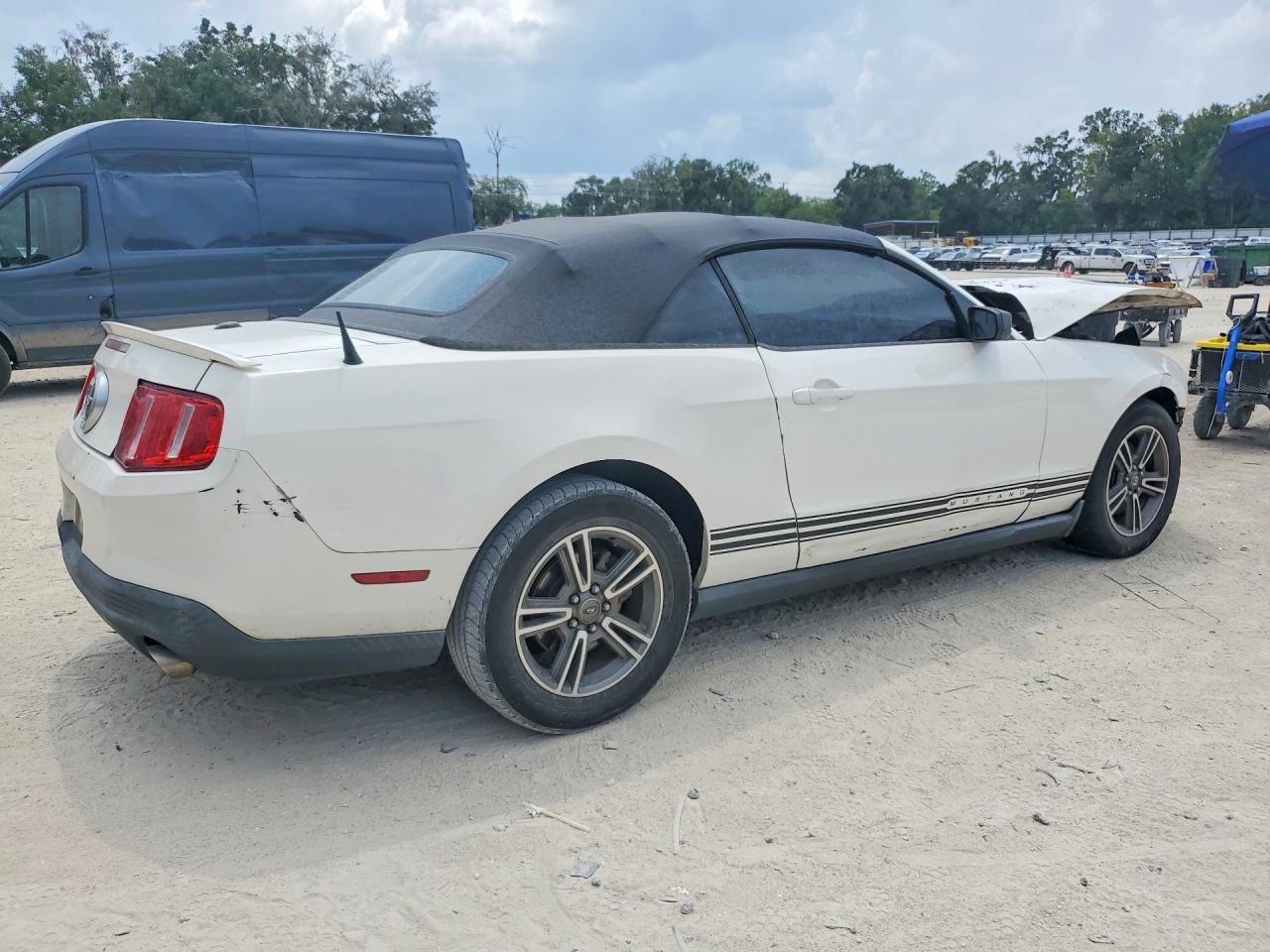 2012 Ford Mustang White vin: 1ZVBP8EM5C5203646
