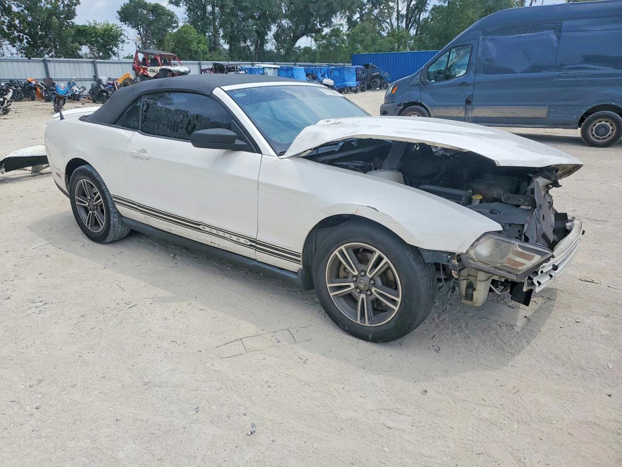 2012 Ford Mustang White vin: 1ZVBP8EM5C5203646