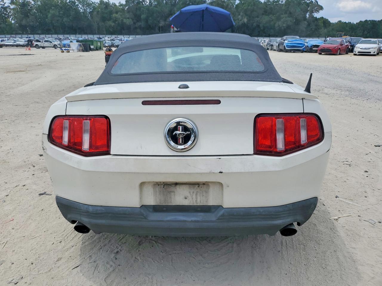 2012 Ford Mustang White vin: 1ZVBP8EM5C5203646