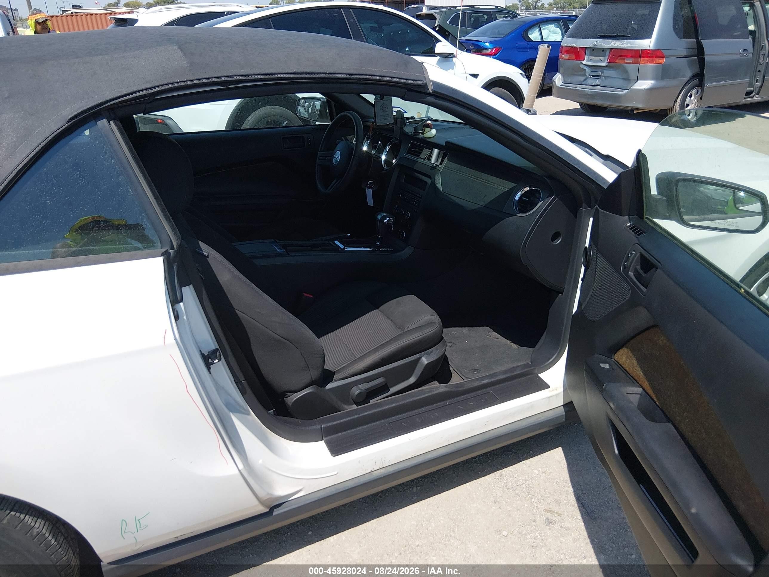 2012 Ford Mustang V6 Белый vin: 1ZVBP8EM5C5273194