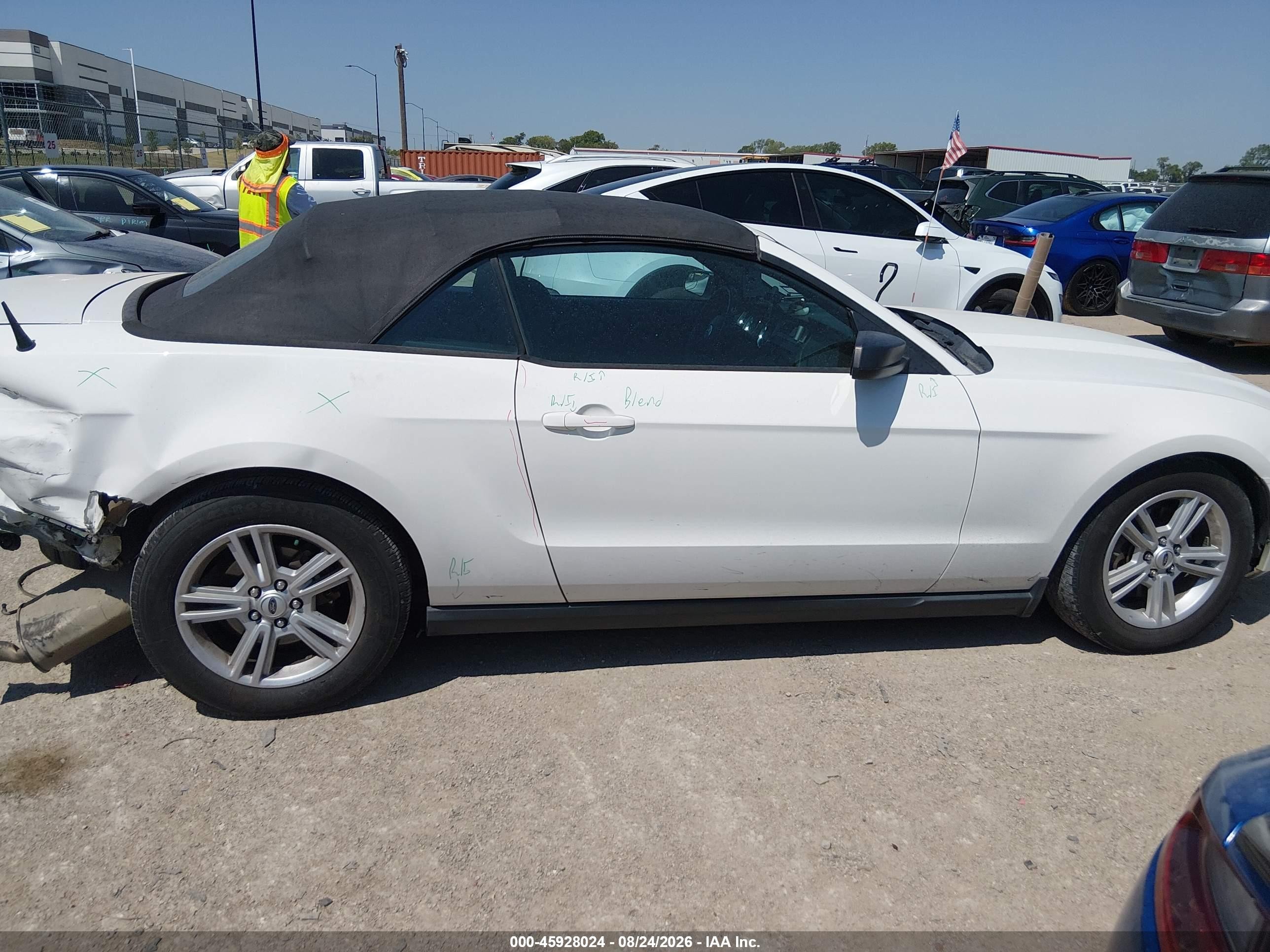 2012 Ford Mustang V6 Белый vin: 1ZVBP8EM5C5273194
