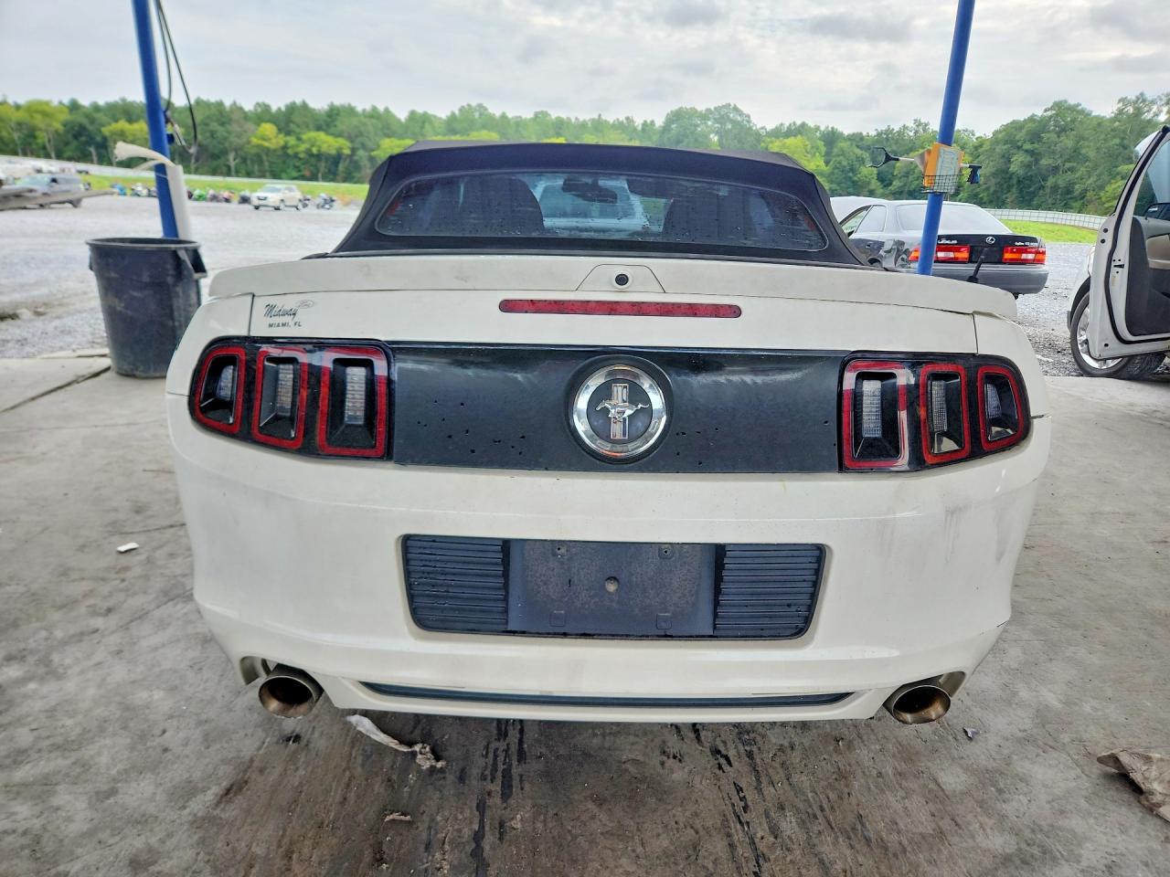 2013 Ford Mustang White vin: 1ZVBP8EM5D5226071