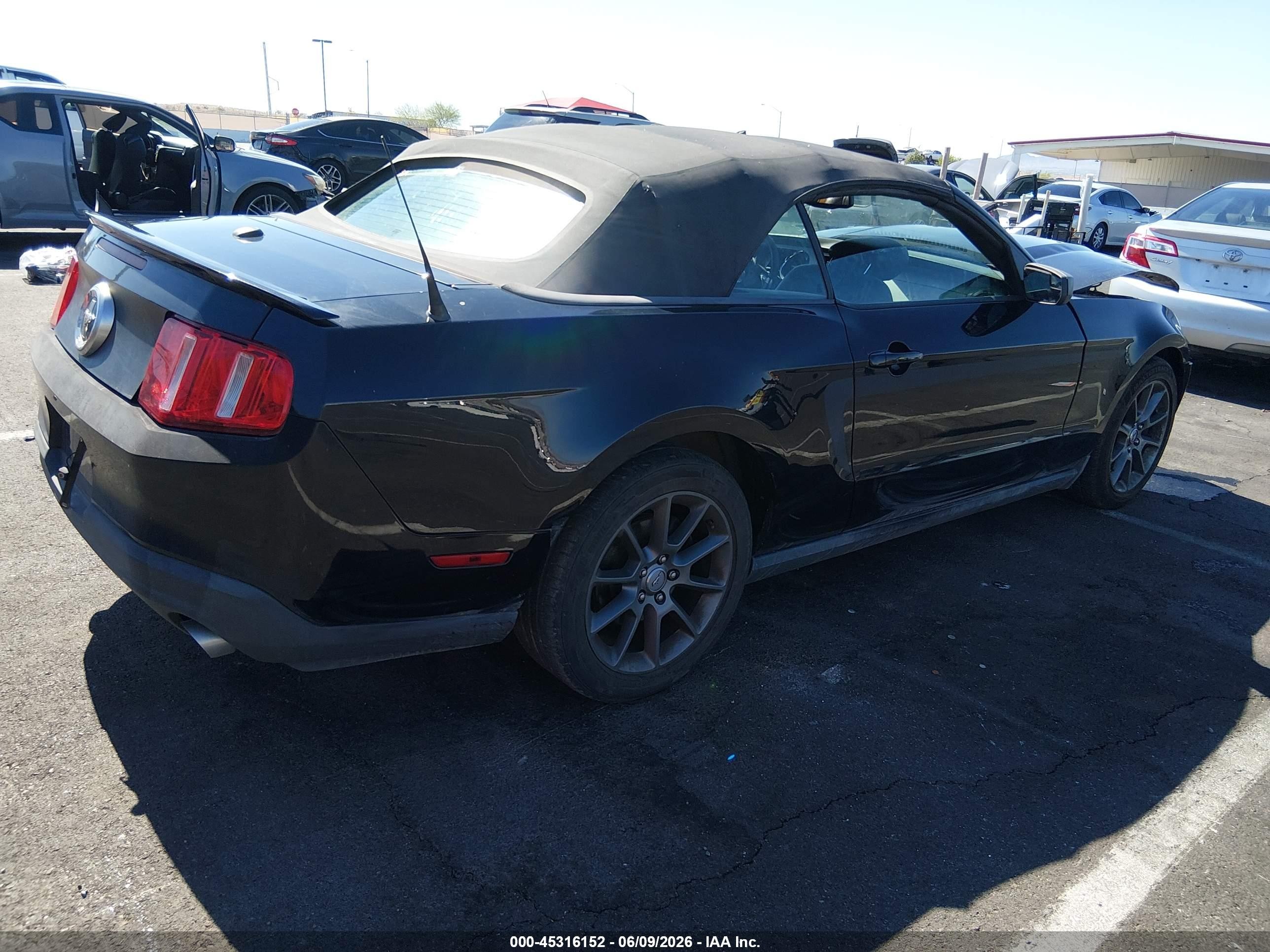 2011 Ford Mustang V6 Premium Черный vin: 1ZVBP8EM6B5122721