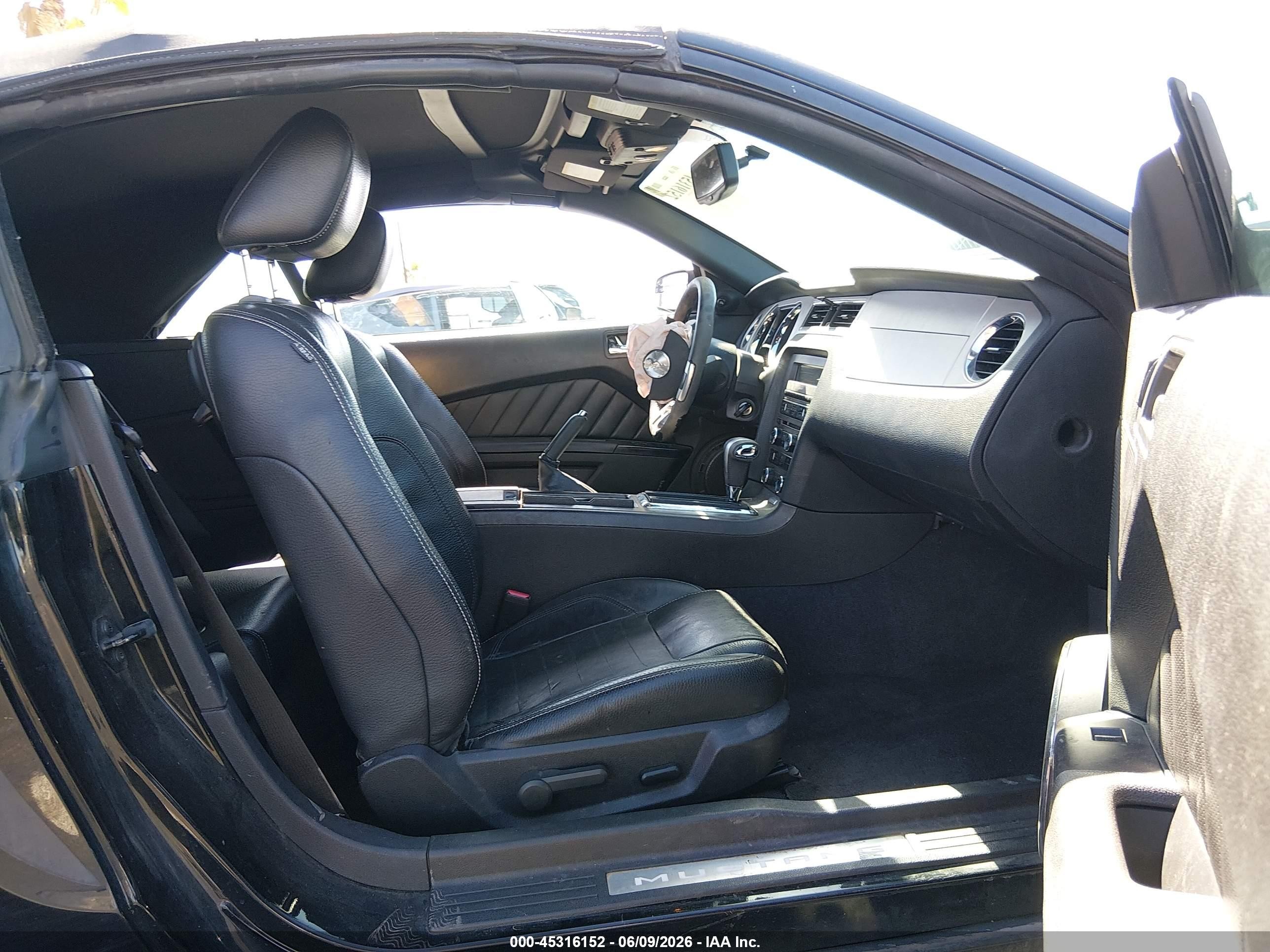 2011 Ford Mustang V6 Premium Черный vin: 1ZVBP8EM6B5122721