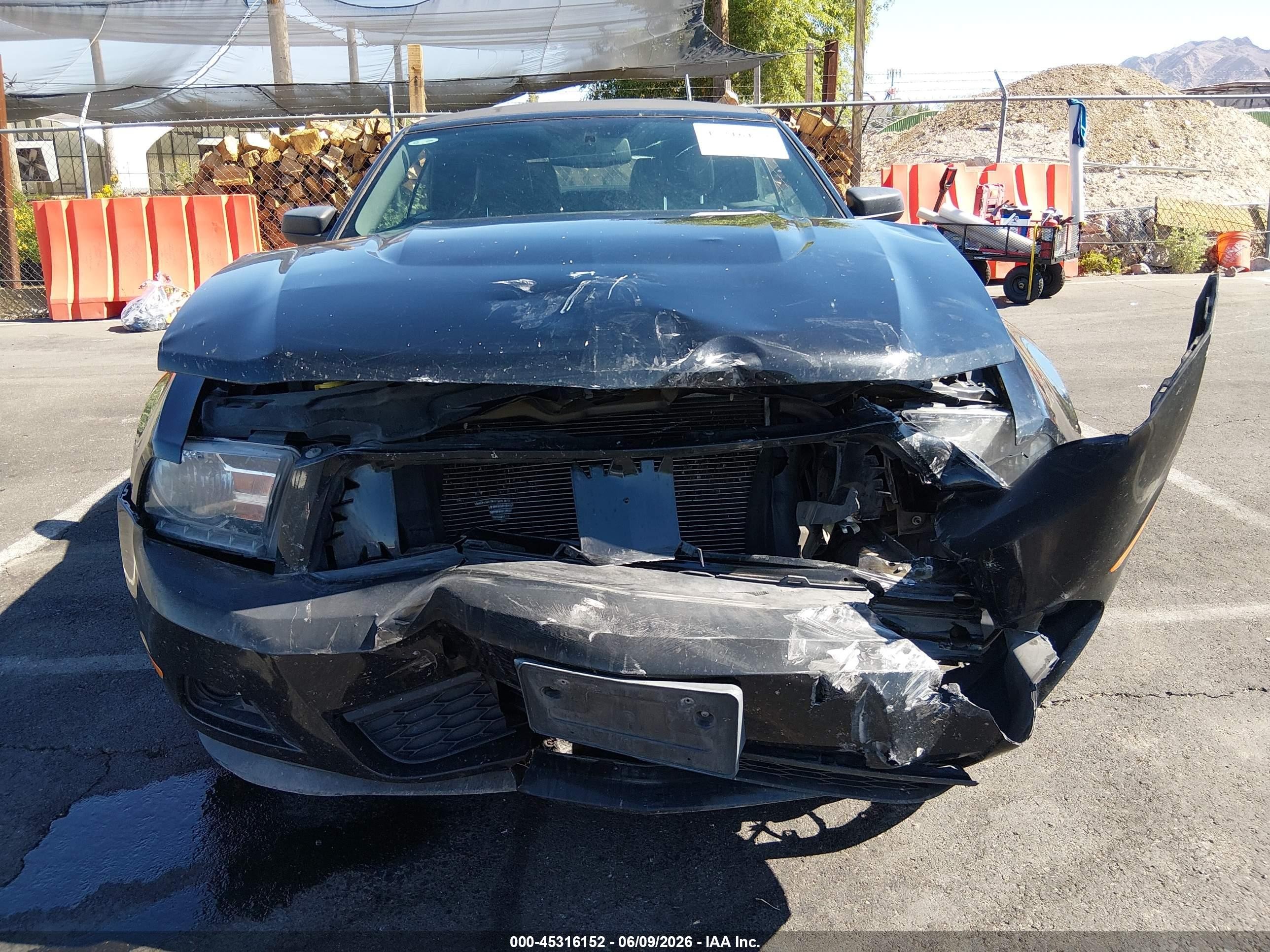 2011 Ford Mustang V6 Premium Черный vin: 1ZVBP8EM6B5122721
