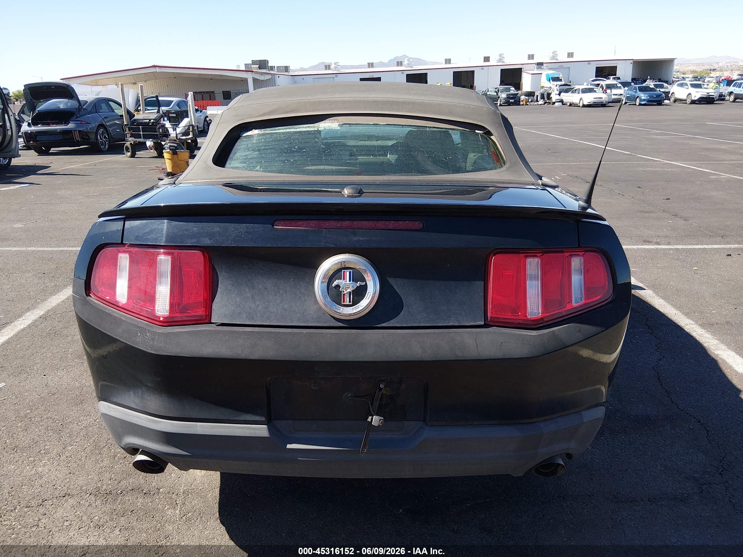 2011 Ford Mustang V6 Premium Черный vin: 1ZVBP8EM6B5122721