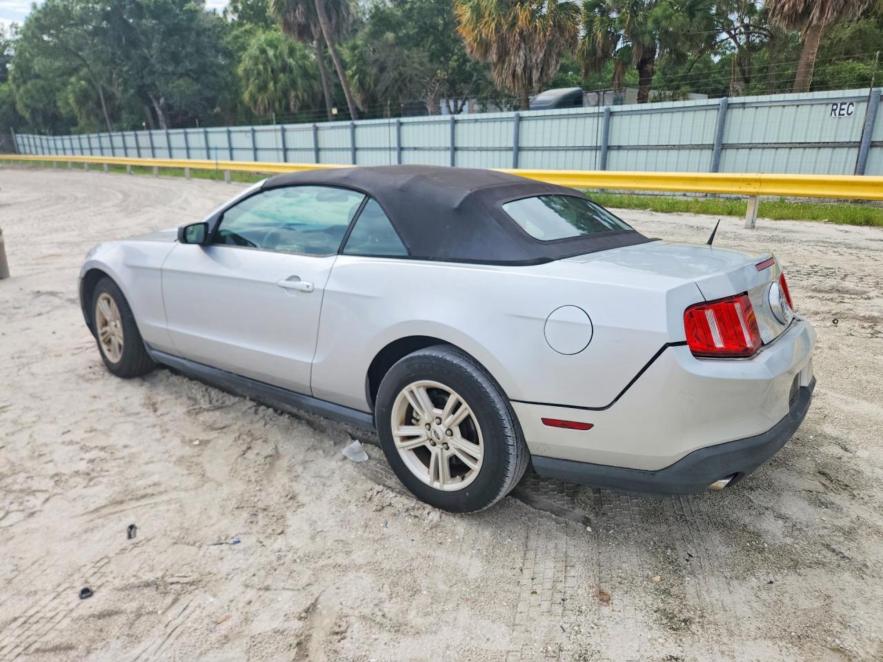 2012 Ford Mustang Серебряный vin: 1ZVBP8EM6C5259305