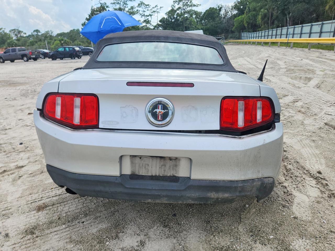 2012 Ford Mustang Серебряный vin: 1ZVBP8EM6C5259305
