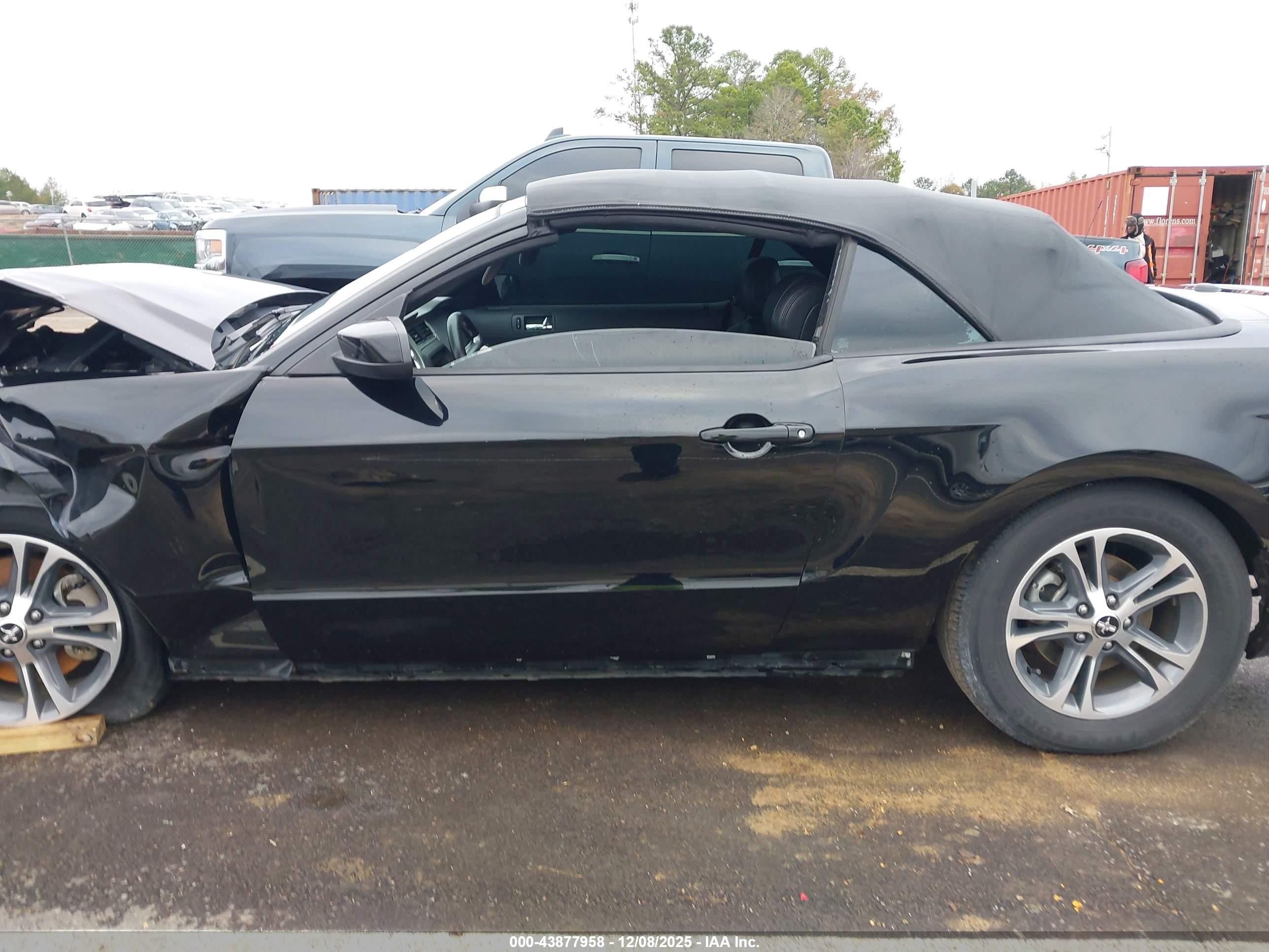 2014 Ford Mustang V6 Premium Черный vin: 1ZVBP8EM6E5205506