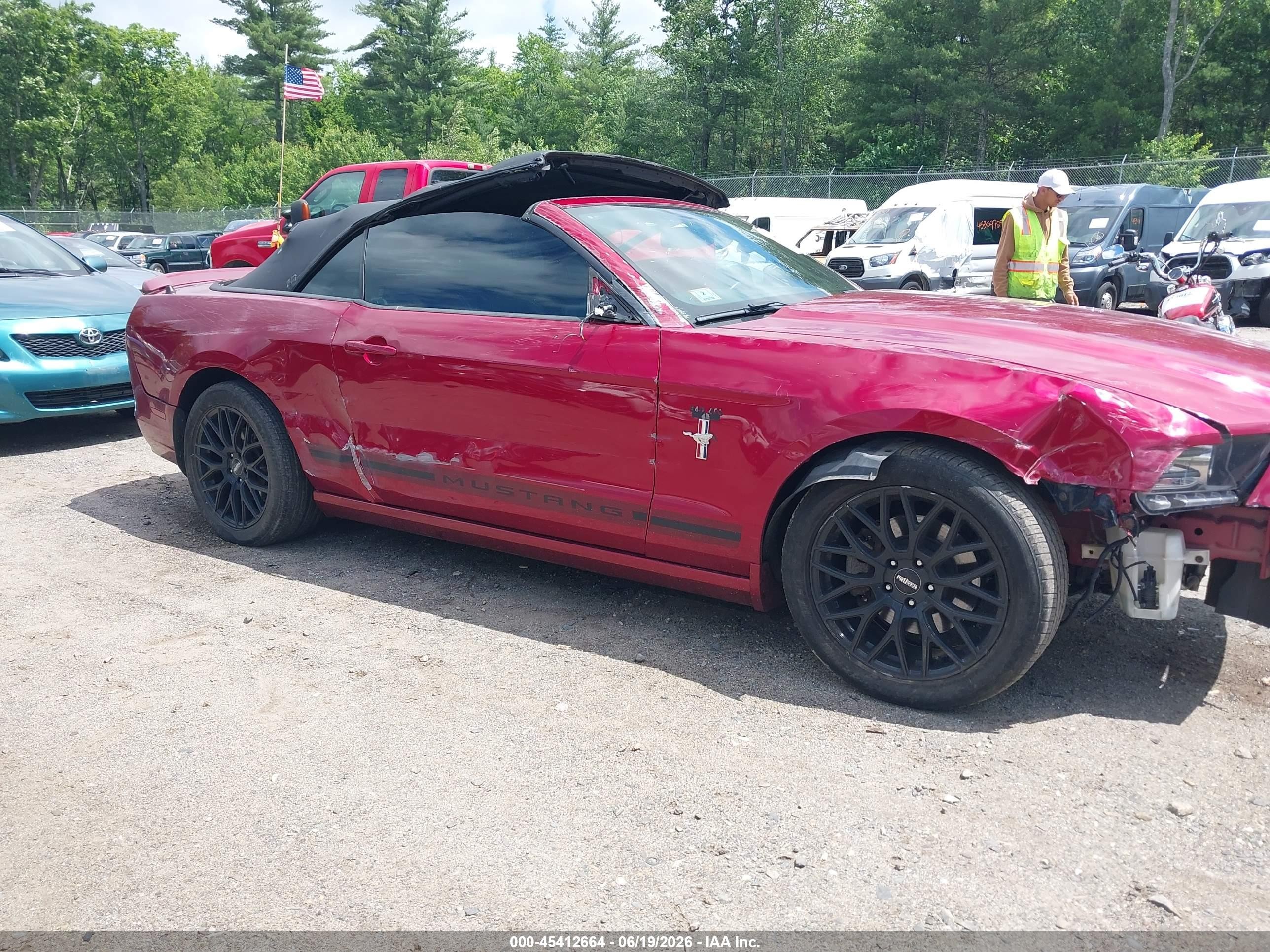 2014 Ford Mustang V6 Red vin: 1ZVBP8EM6E5248050