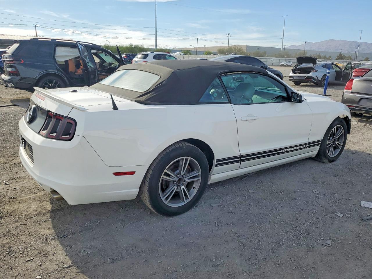 2013 Ford Mustang Белый vin: 1ZVBP8EM7D5239775
