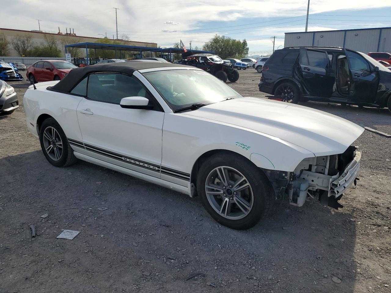 2013 Ford Mustang Белый vin: 1ZVBP8EM7D5239775