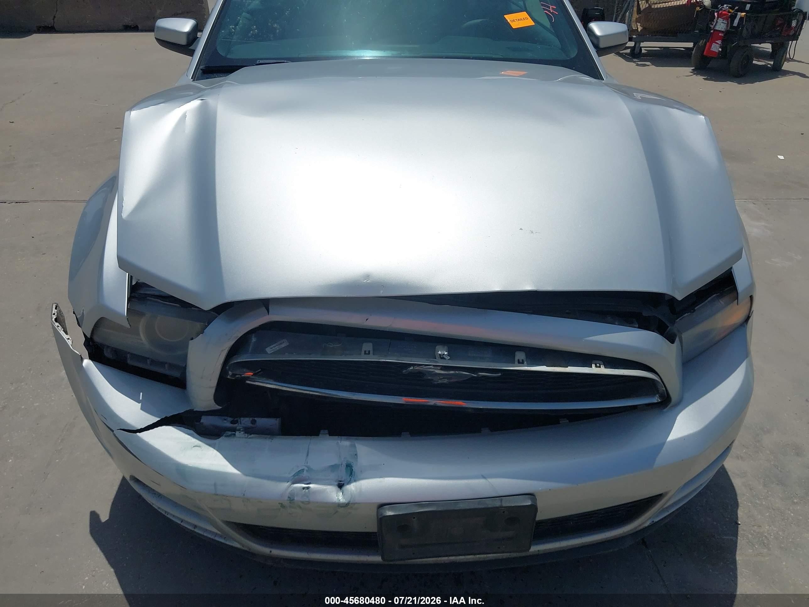 2014 Ford Mustang V6 Premium Серебряный vin: 1ZVBP8EM7E5242631