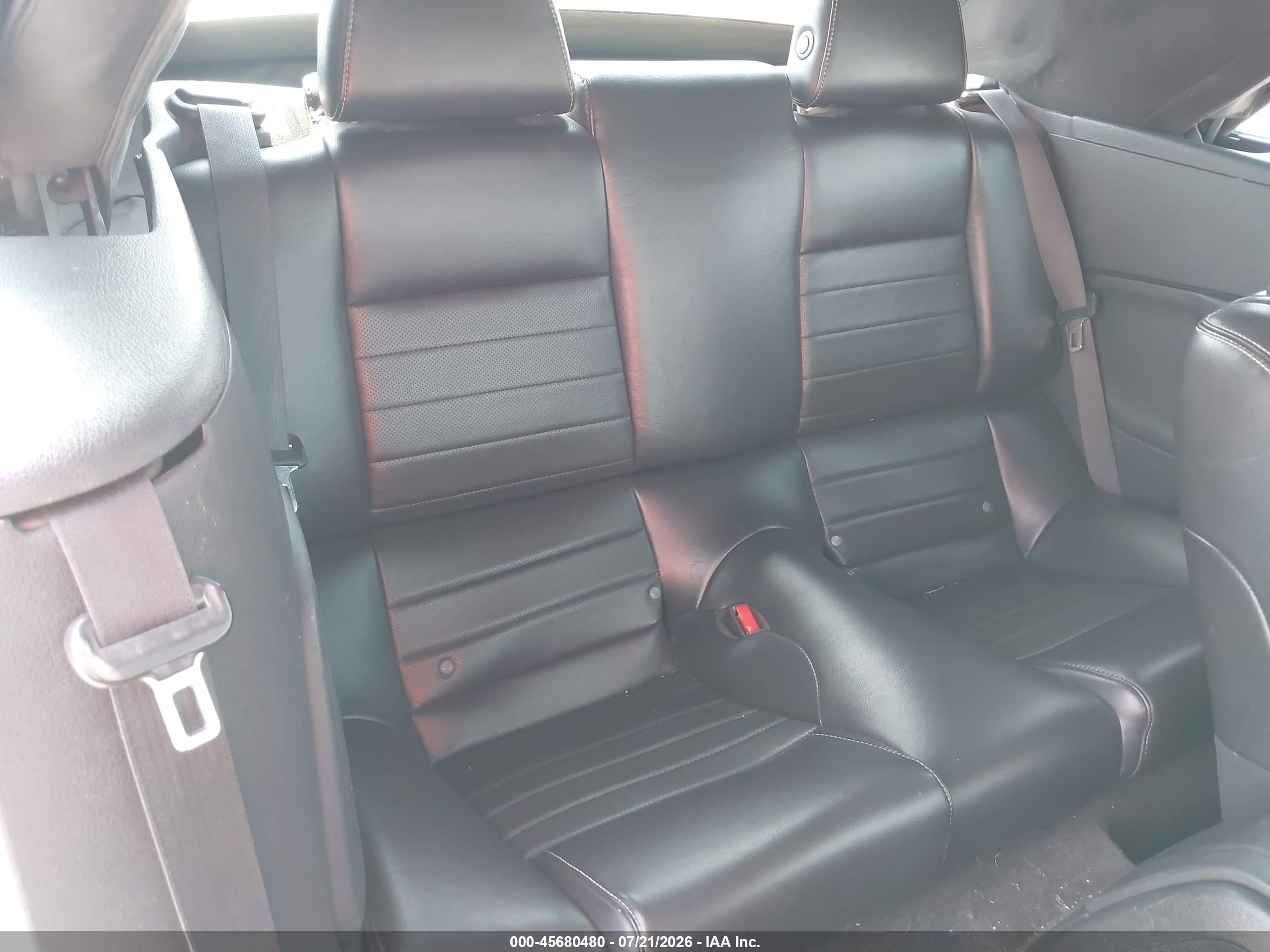 2014 Ford Mustang V6 Premium Серебряный vin: 1ZVBP8EM7E5242631