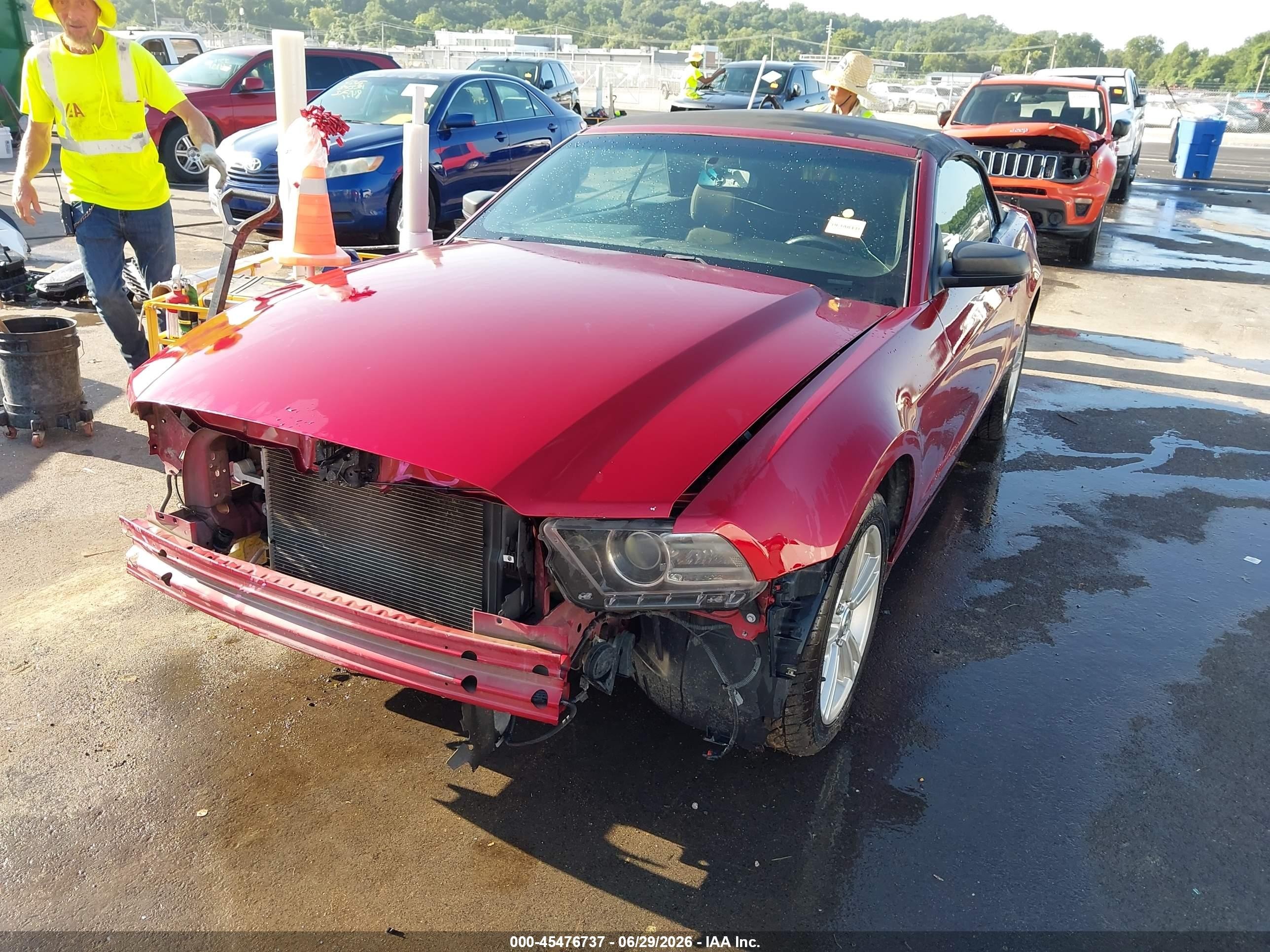 2014 Ford Mustang V6 Red vin: 1ZVBP8EM7E5285690