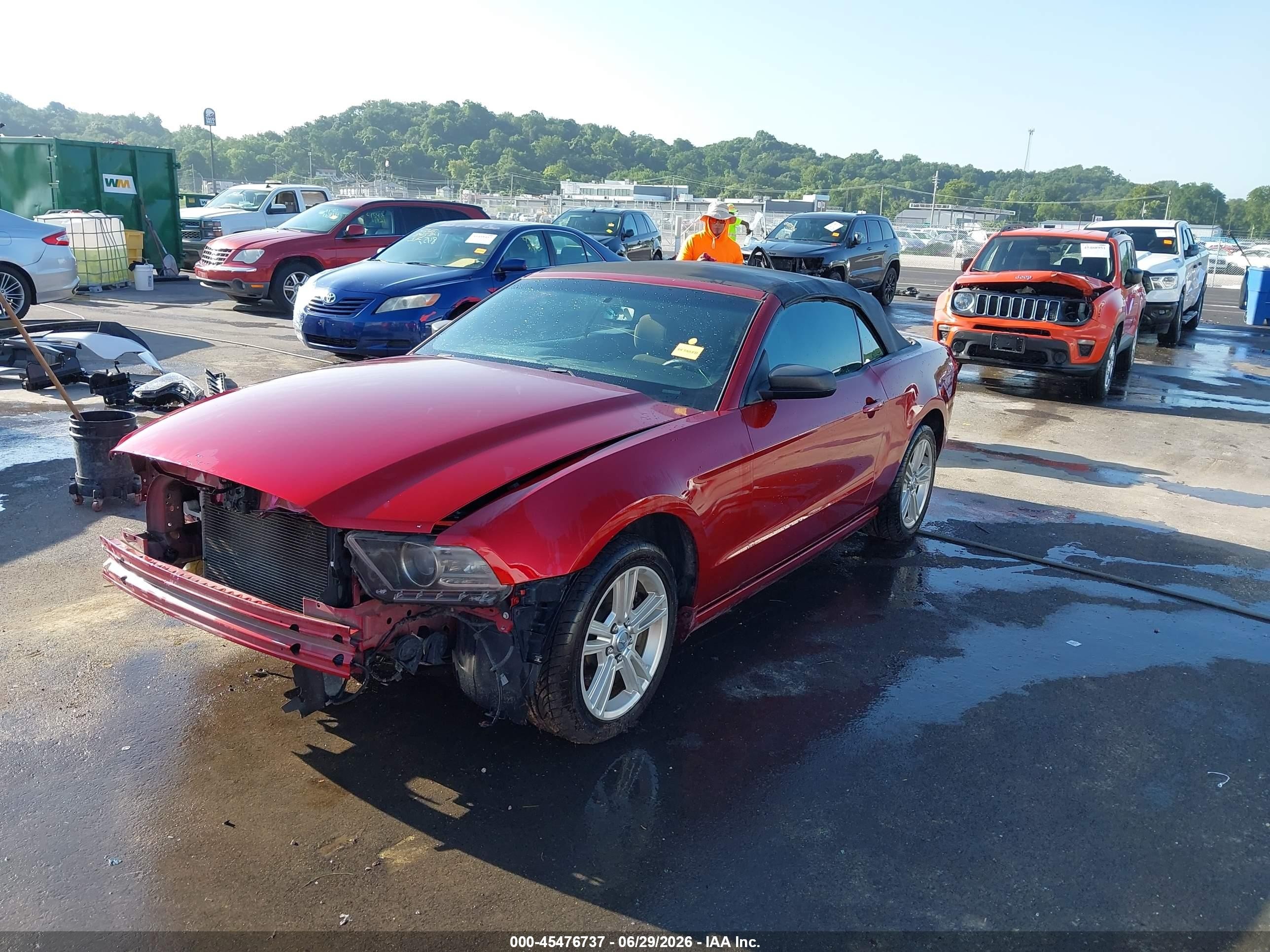 2014 Ford Mustang V6 Red vin: 1ZVBP8EM7E5285690