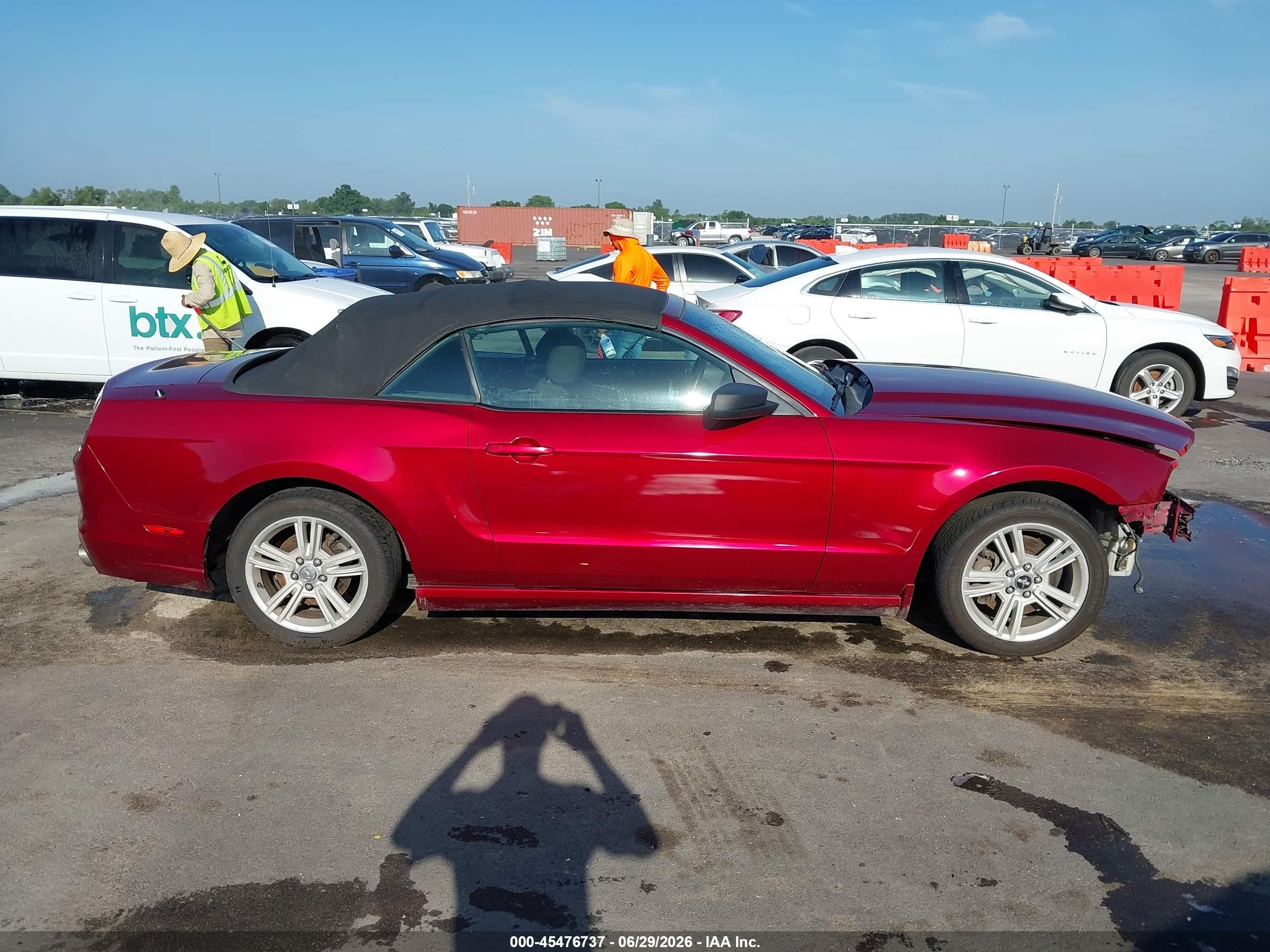2014 Ford Mustang V6 Red vin: 1ZVBP8EM7E5285690