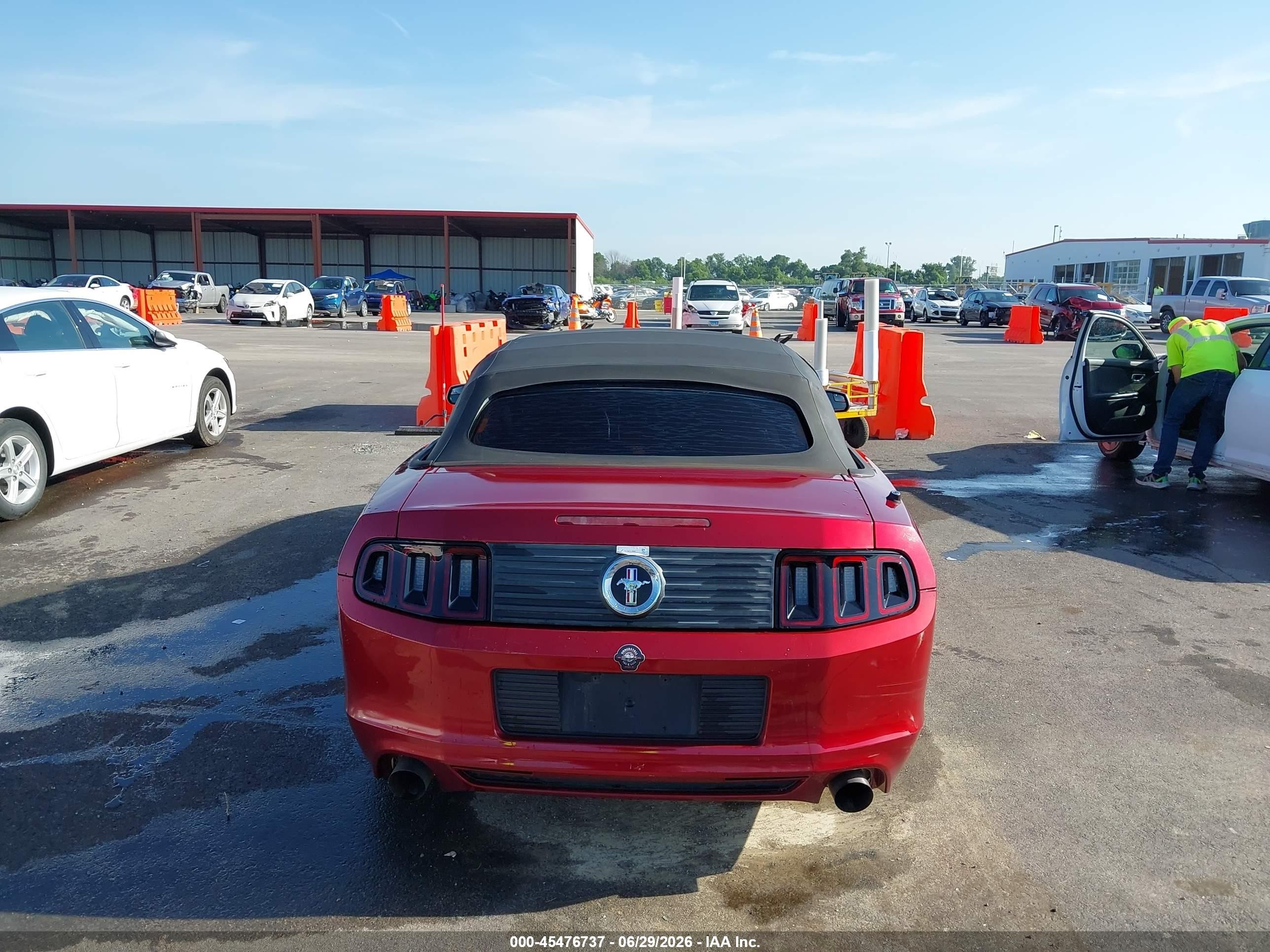 2014 Ford Mustang V6 Red vin: 1ZVBP8EM7E5285690