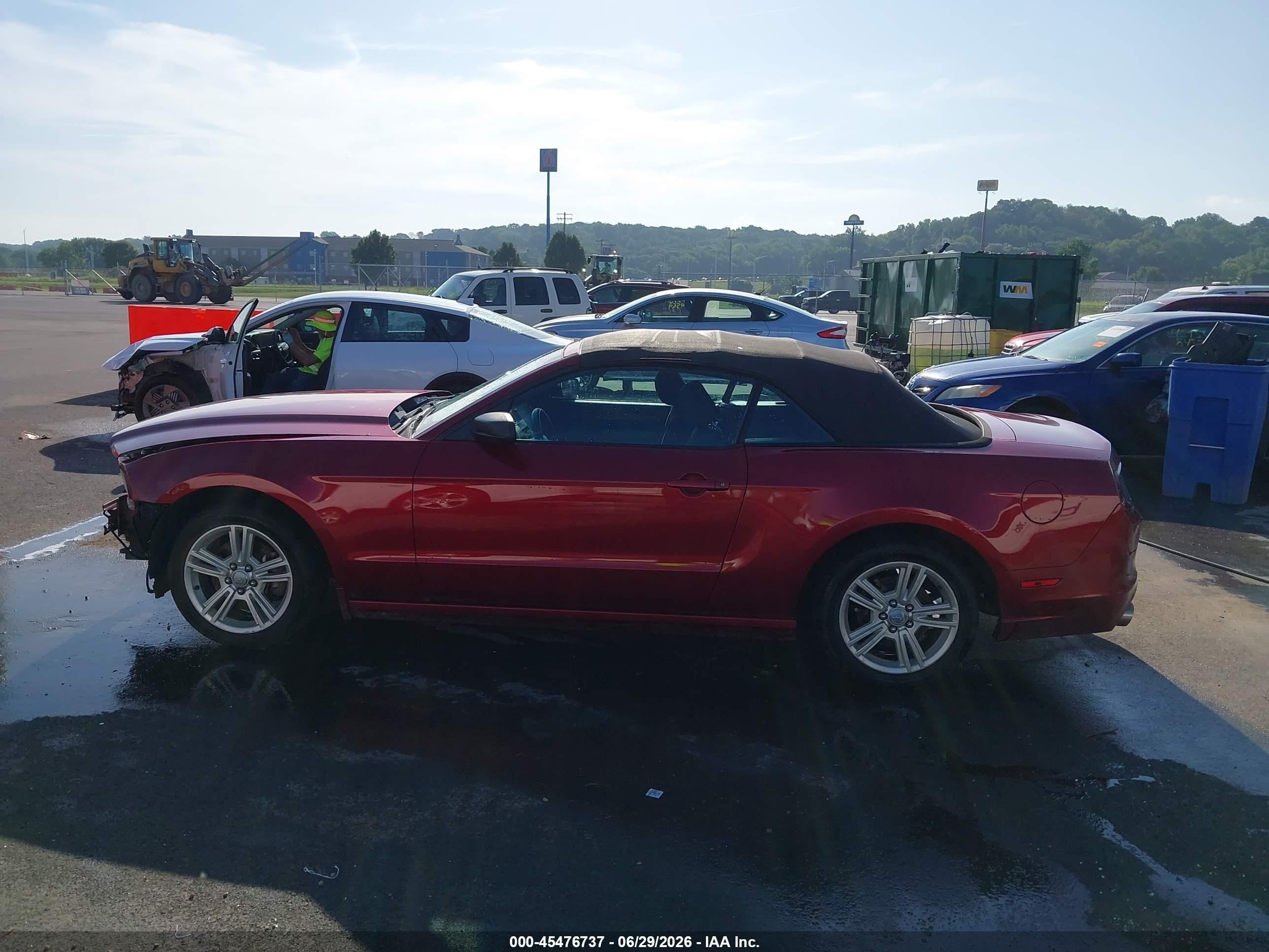 2014 Ford Mustang V6 Red vin: 1ZVBP8EM7E5285690