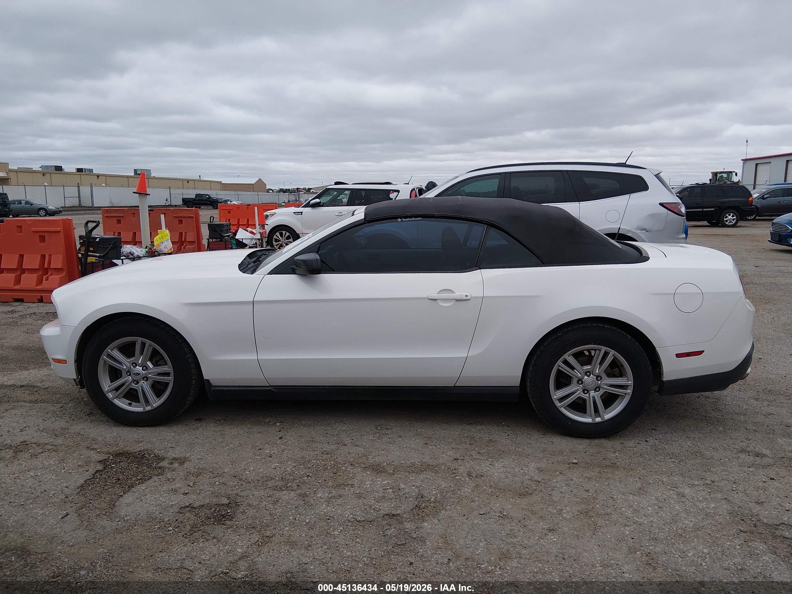 2011 Ford Mustang V6 White vin: 1ZVBP8EM8B5138239