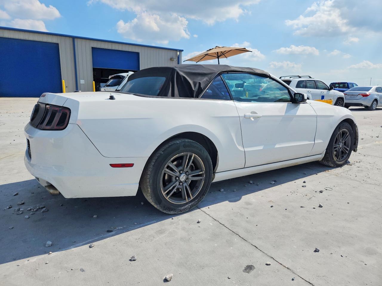 2013 Ford Mustang White vin: 1ZVBP8EM8D5202864