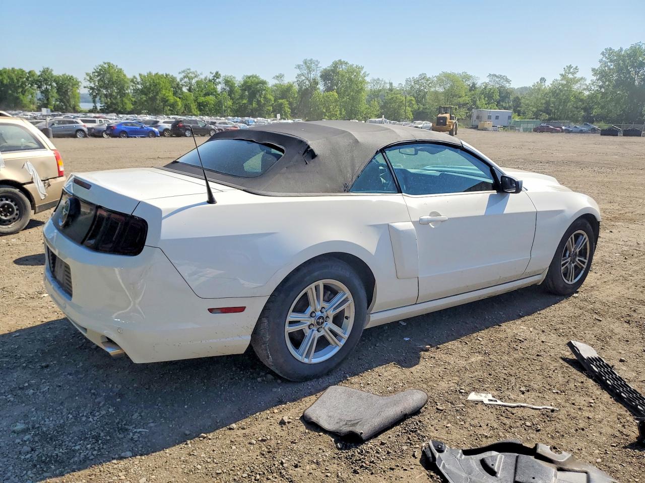 2013 Ford Mustang White vin: 1ZVBP8EM8D5224413